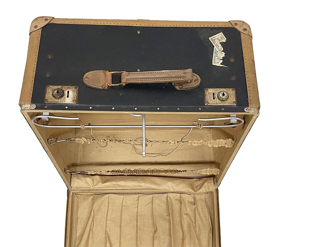 Mid-20th Century Decorative German Suitcase Set For Sale 1