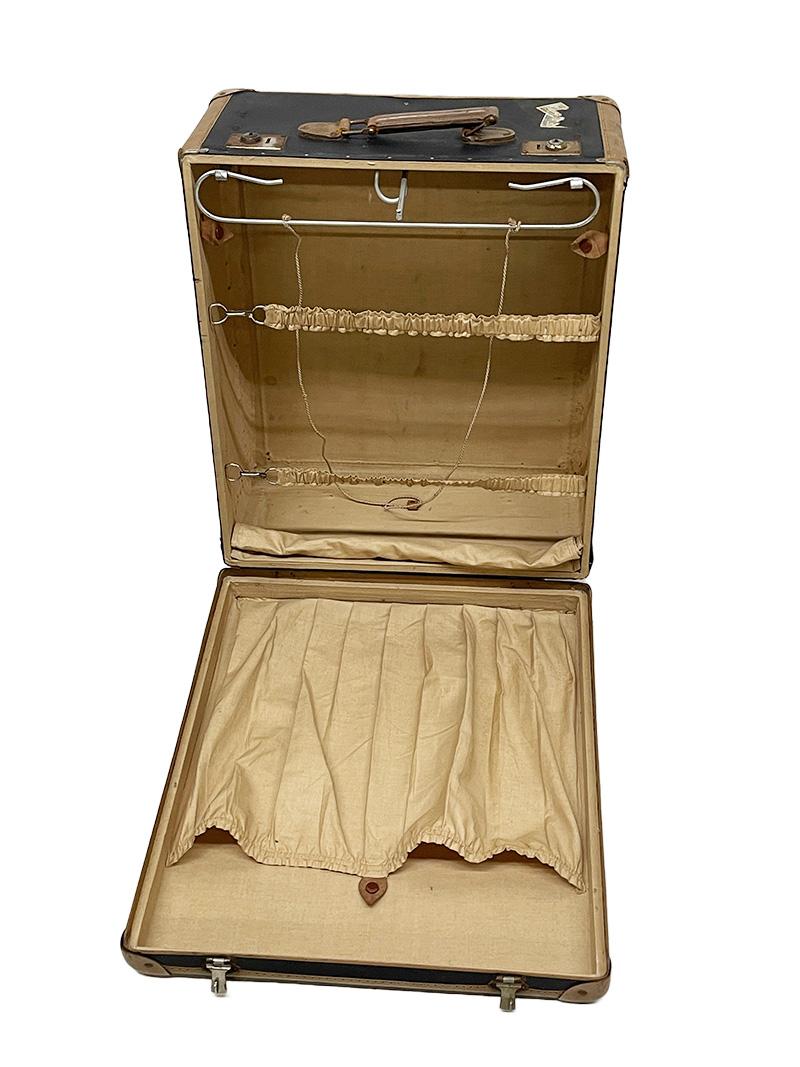 Mid-20th Century Decorative German Suitcase Set For Sale 2