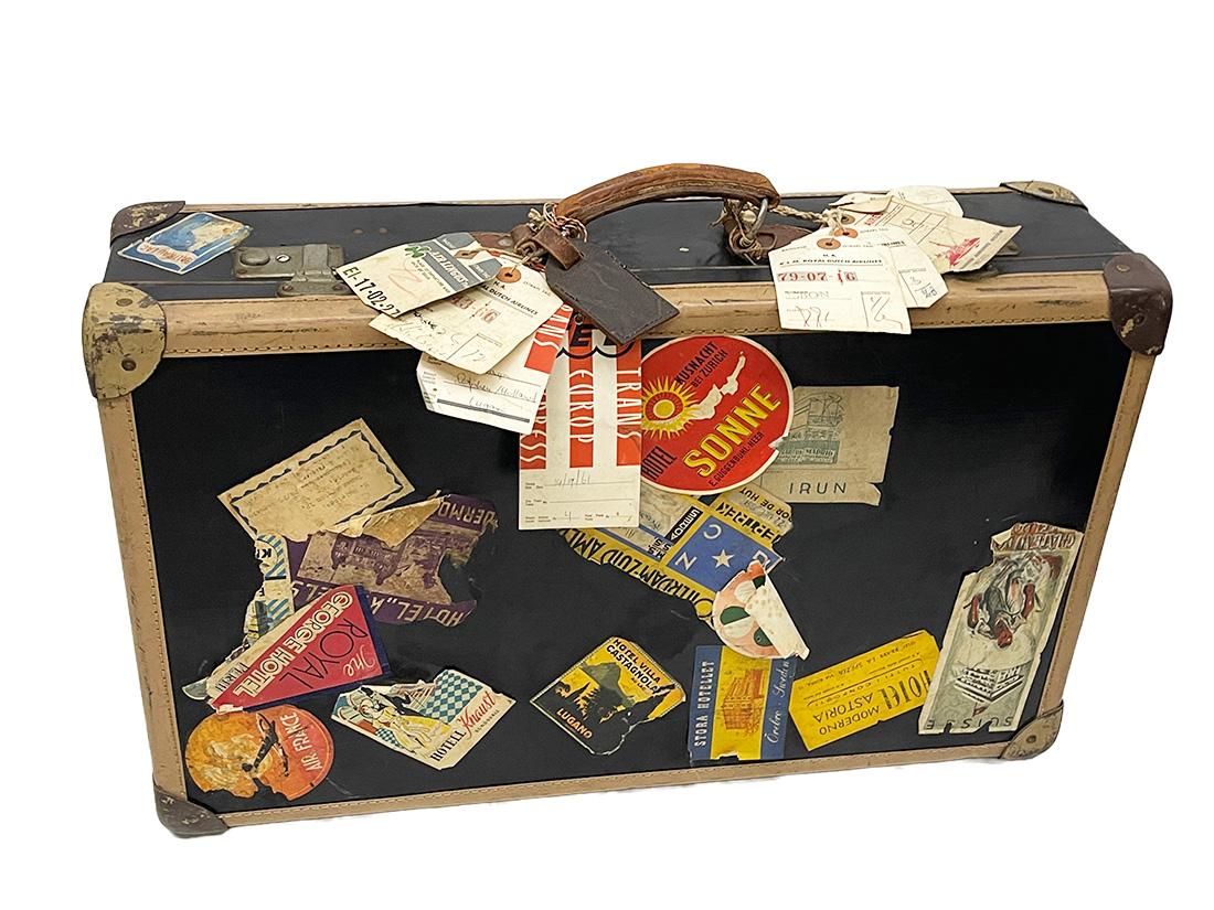 Mid-20th Century Decorative German Suitcase Set For Sale 4