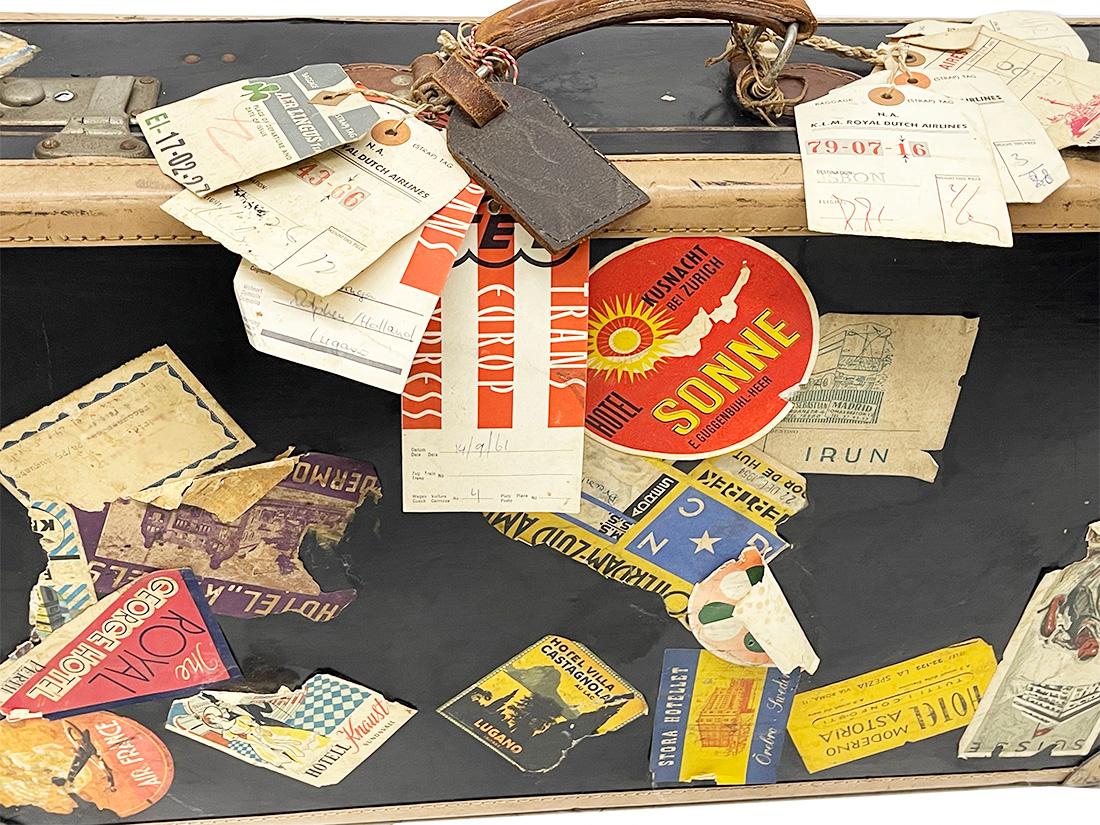 Mid-20th Century Decorative German Suitcase Set For Sale 5