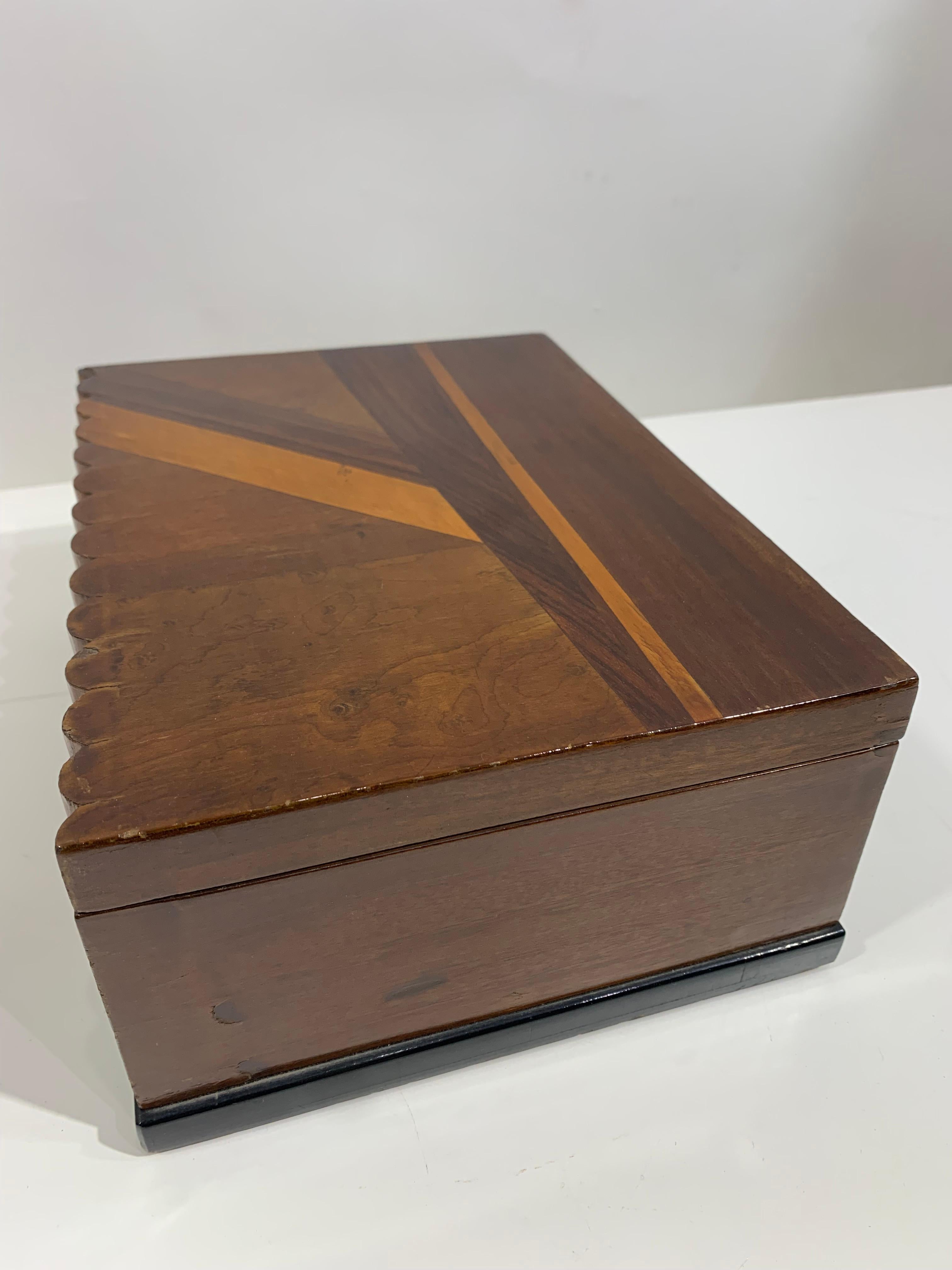 Boîte décorative en bois du milieu du 20e siècle en vente 2