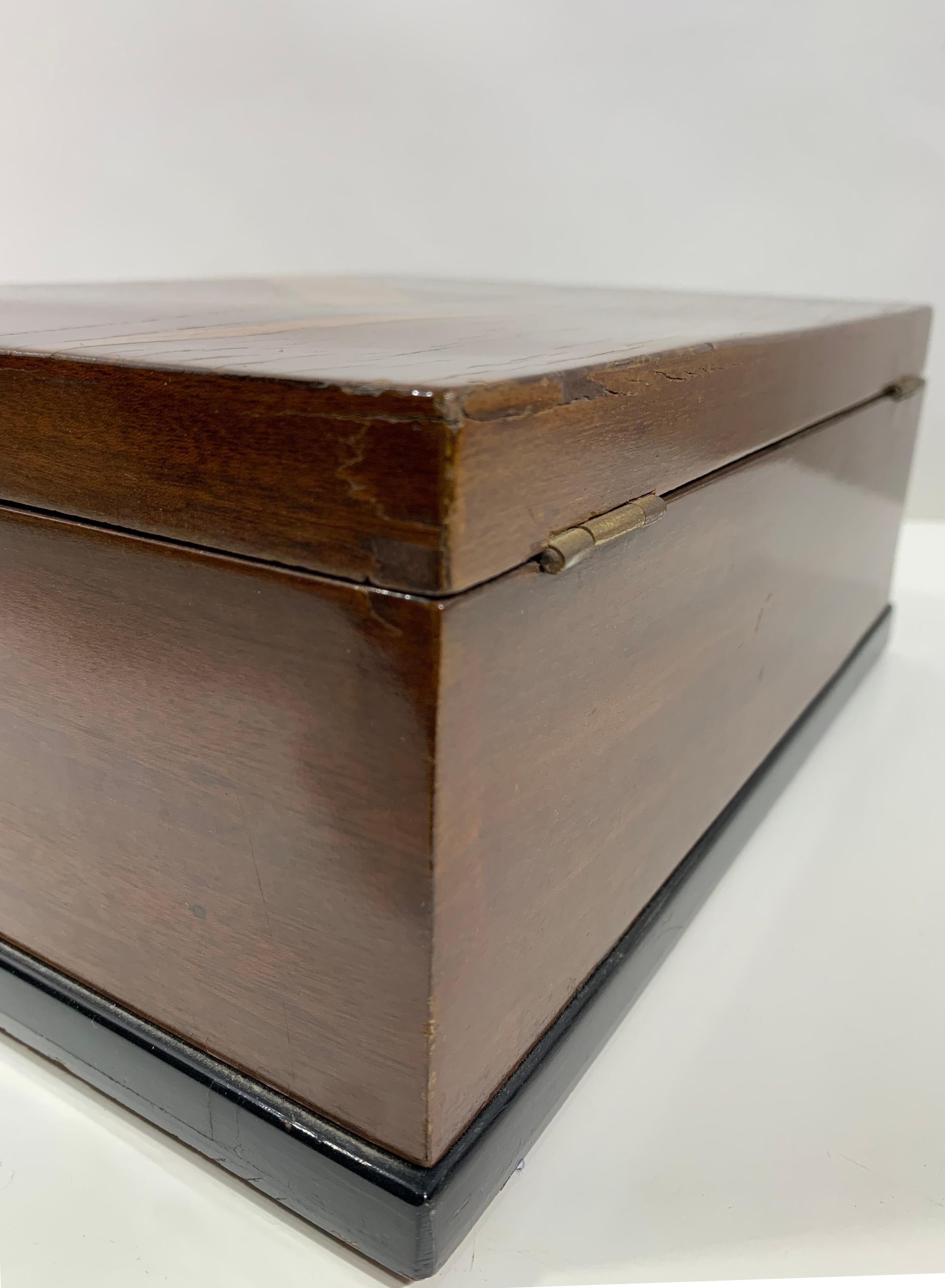 Caja decorativa de madera de mediados del siglo XX en venta 4