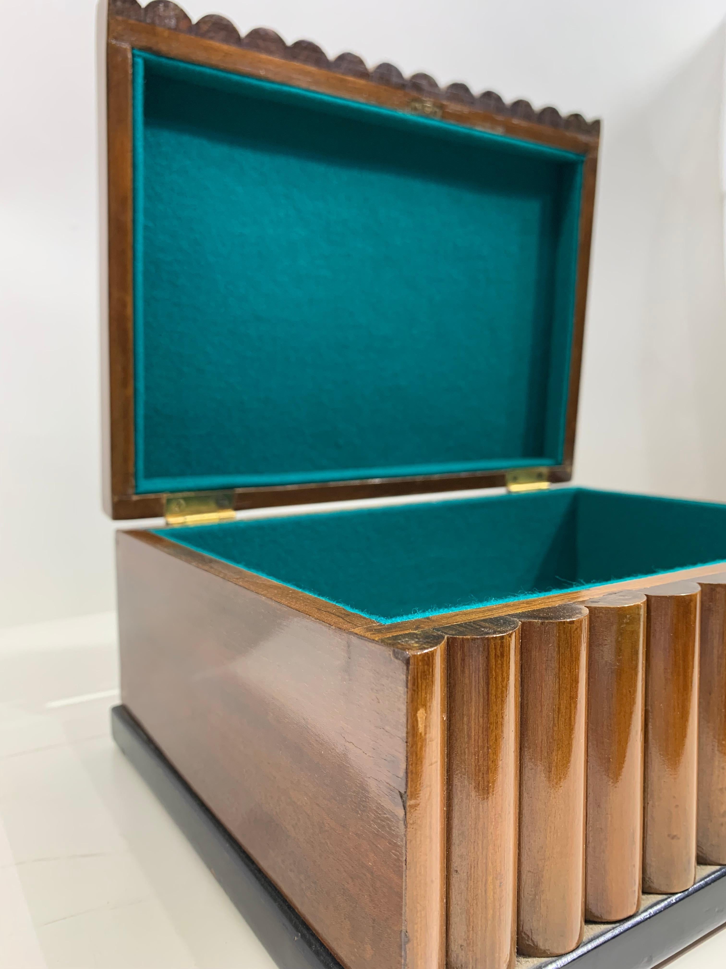 Caja decorativa de madera de mediados del siglo XX en Bueno estado para la venta en Beirut, LB