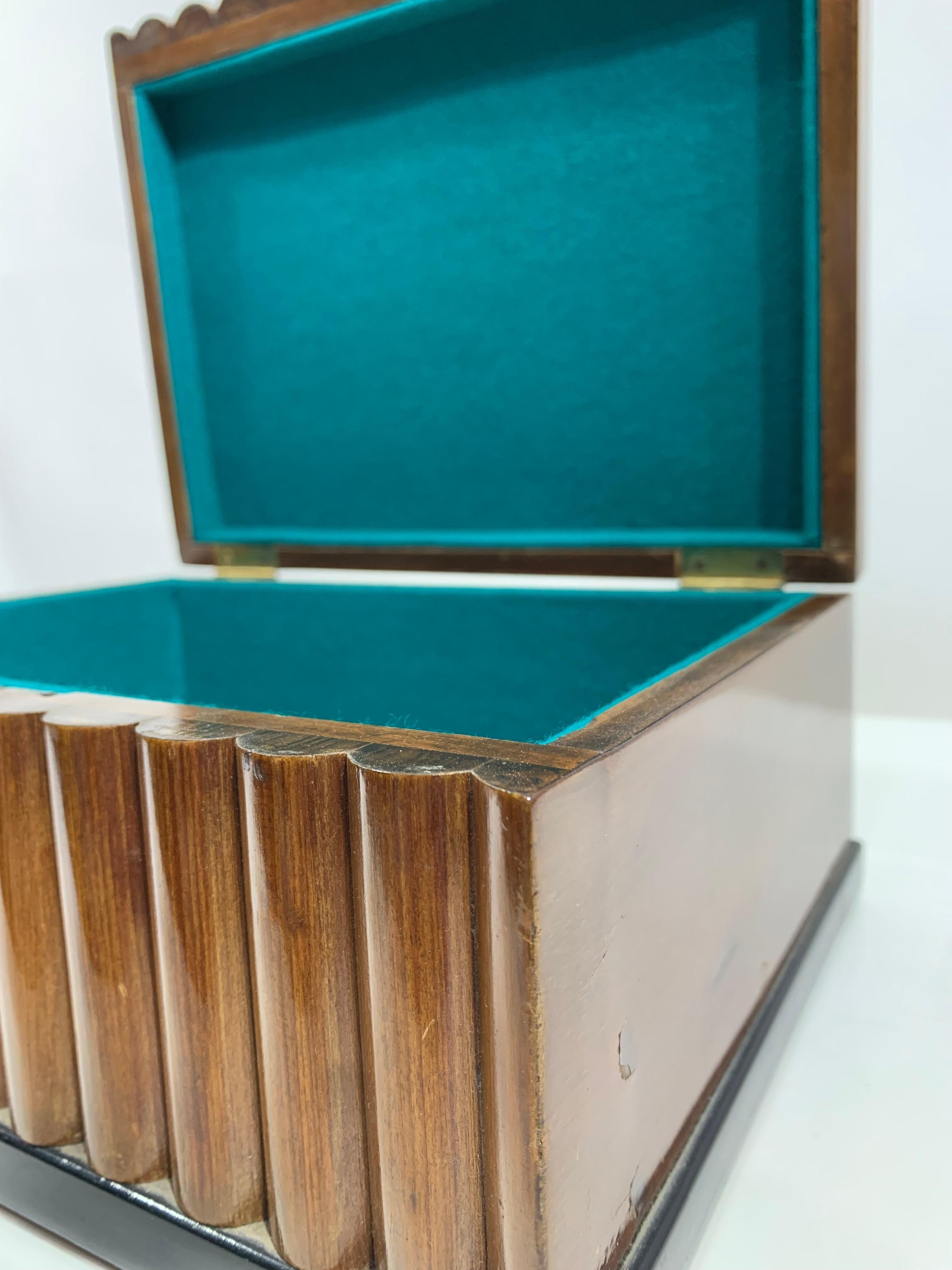20ième siècle Boîte décorative en bois du milieu du 20e siècle en vente