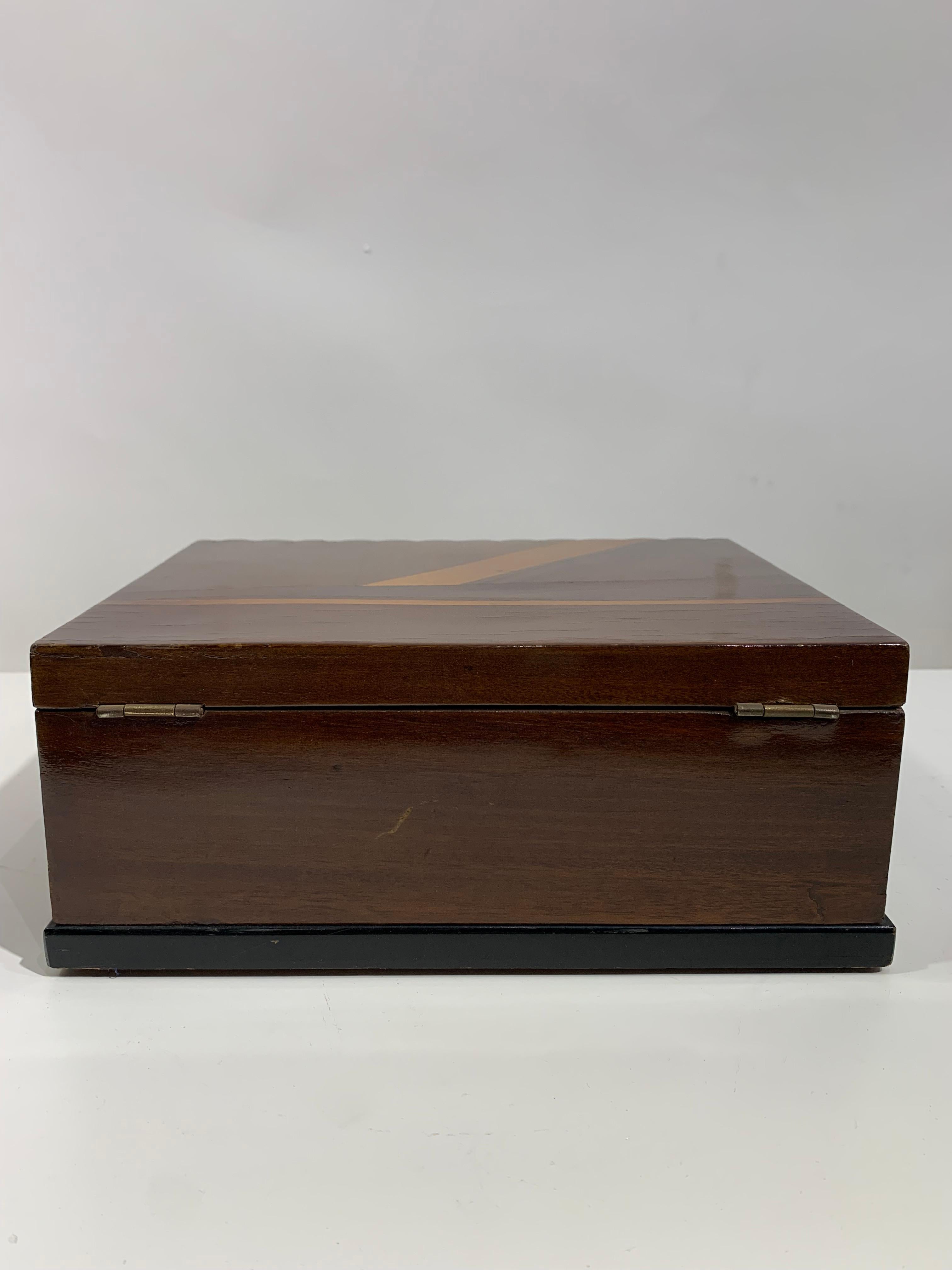 Boîte décorative en bois du milieu du 20e siècle en vente 1