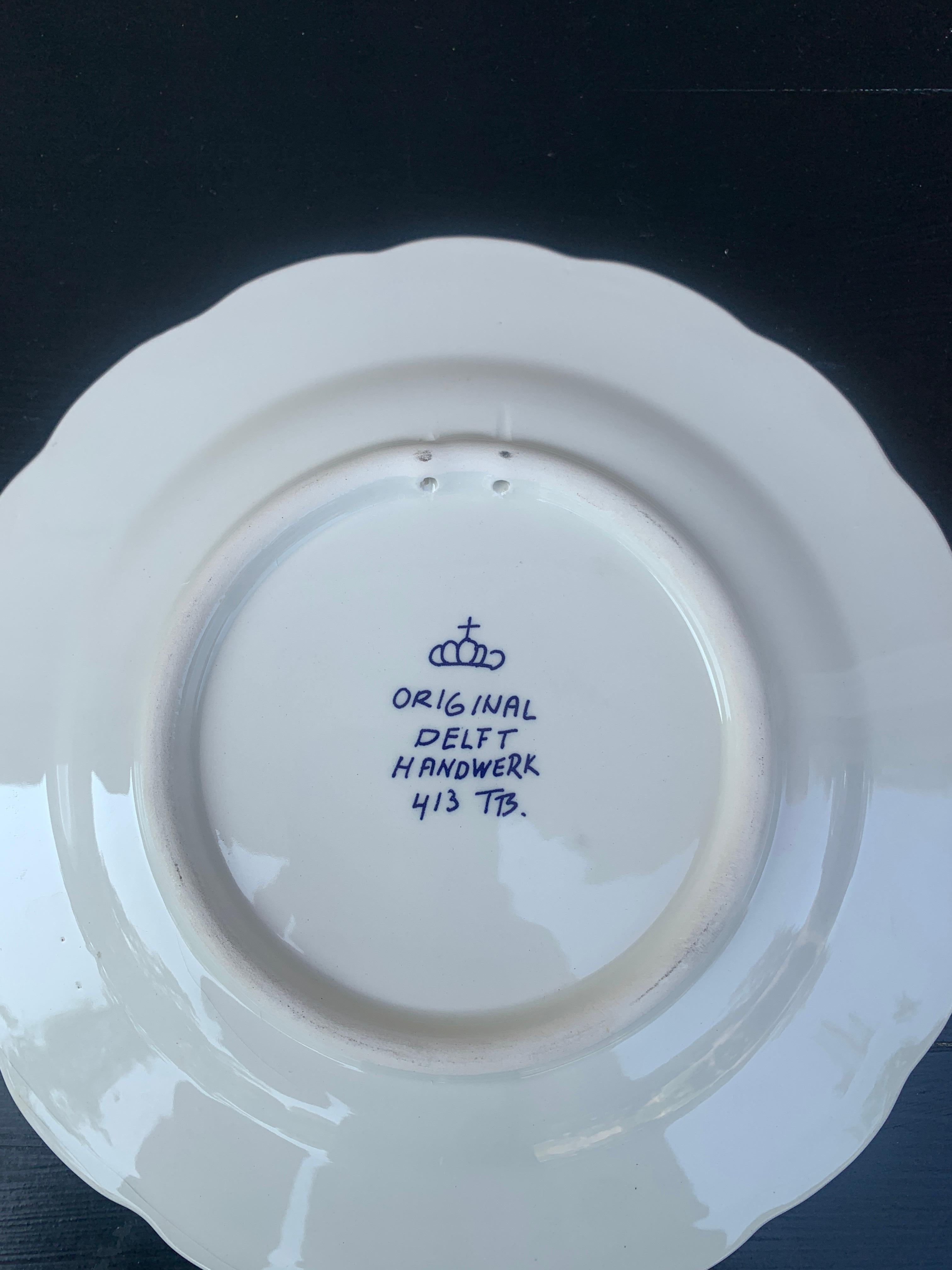 Mid-20th Century Delft Blue and White Floral Decorative Wall Plates, Pair For Sale 4