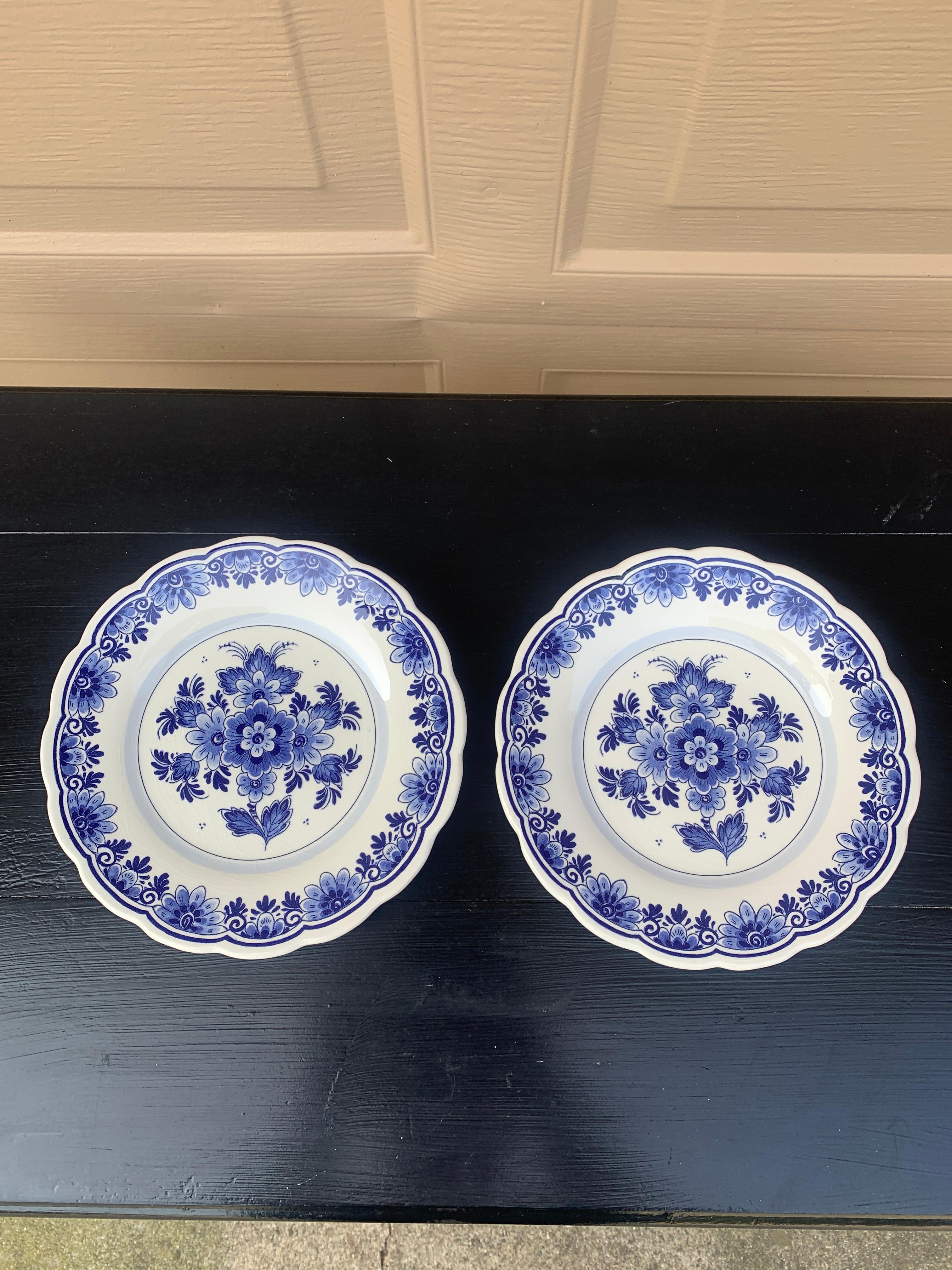 A gorgeous pair of Chinoiserie style blue and white ceramic decorative wall plates with flowers.

By Delft

The Netherlands,  Mid-20th century.

Measures: 7.5
