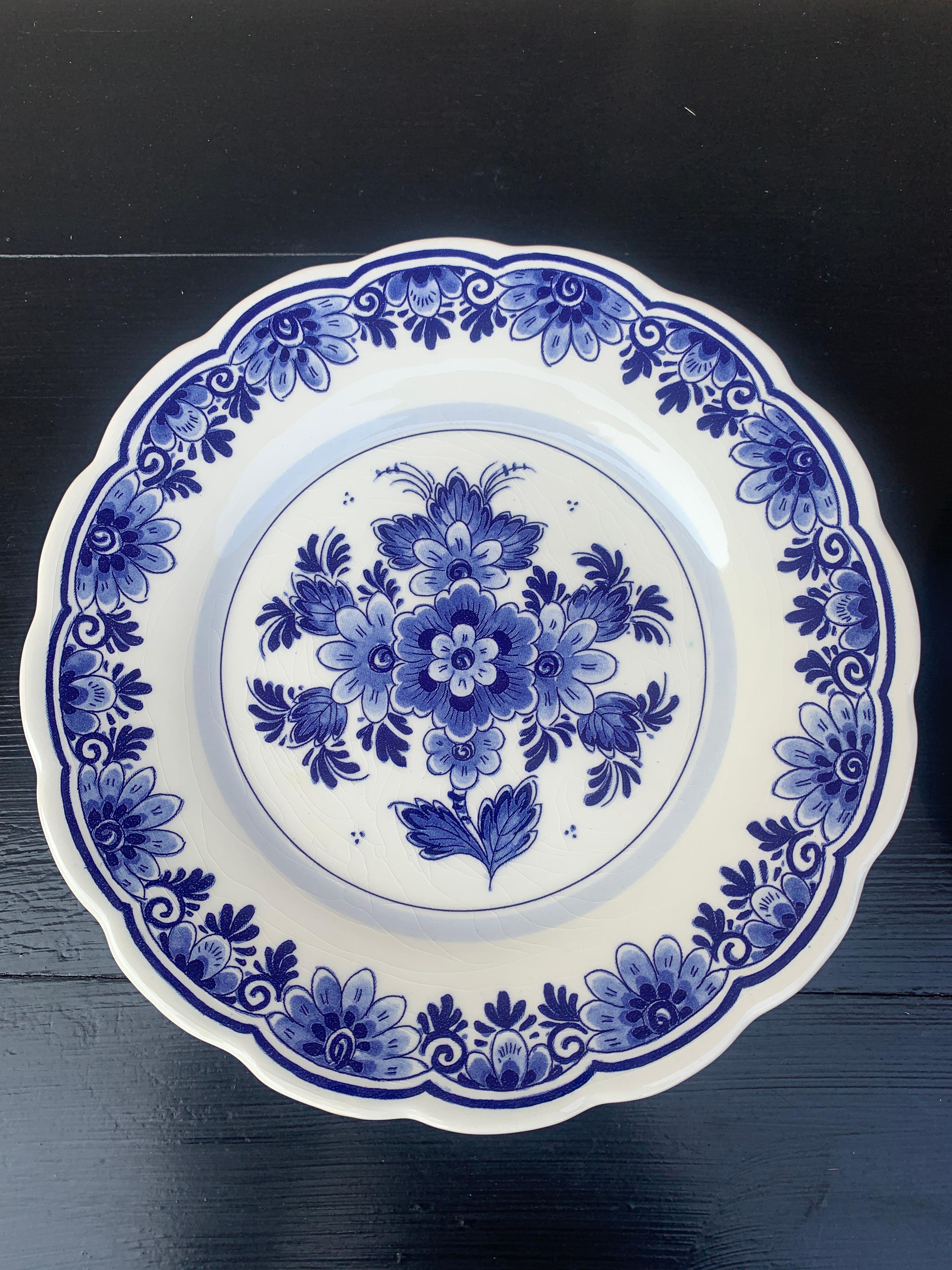 Chinoiserie Mid-20th Century Delft Blue and White Floral Decorative Wall Plates, Pair For Sale