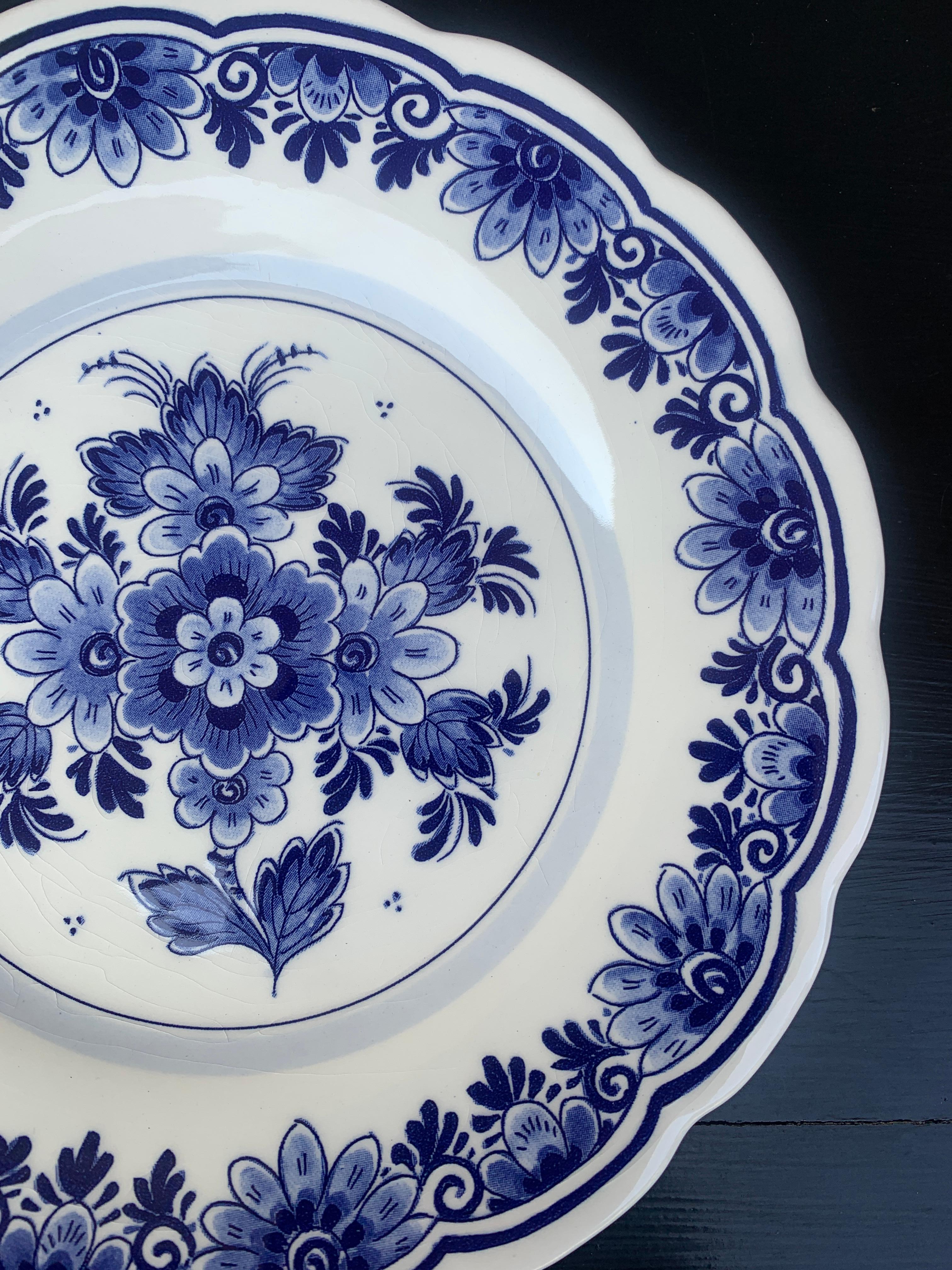 Mid-20th Century Delft Blue and White Floral Decorative Wall Plates, Pair For Sale 1