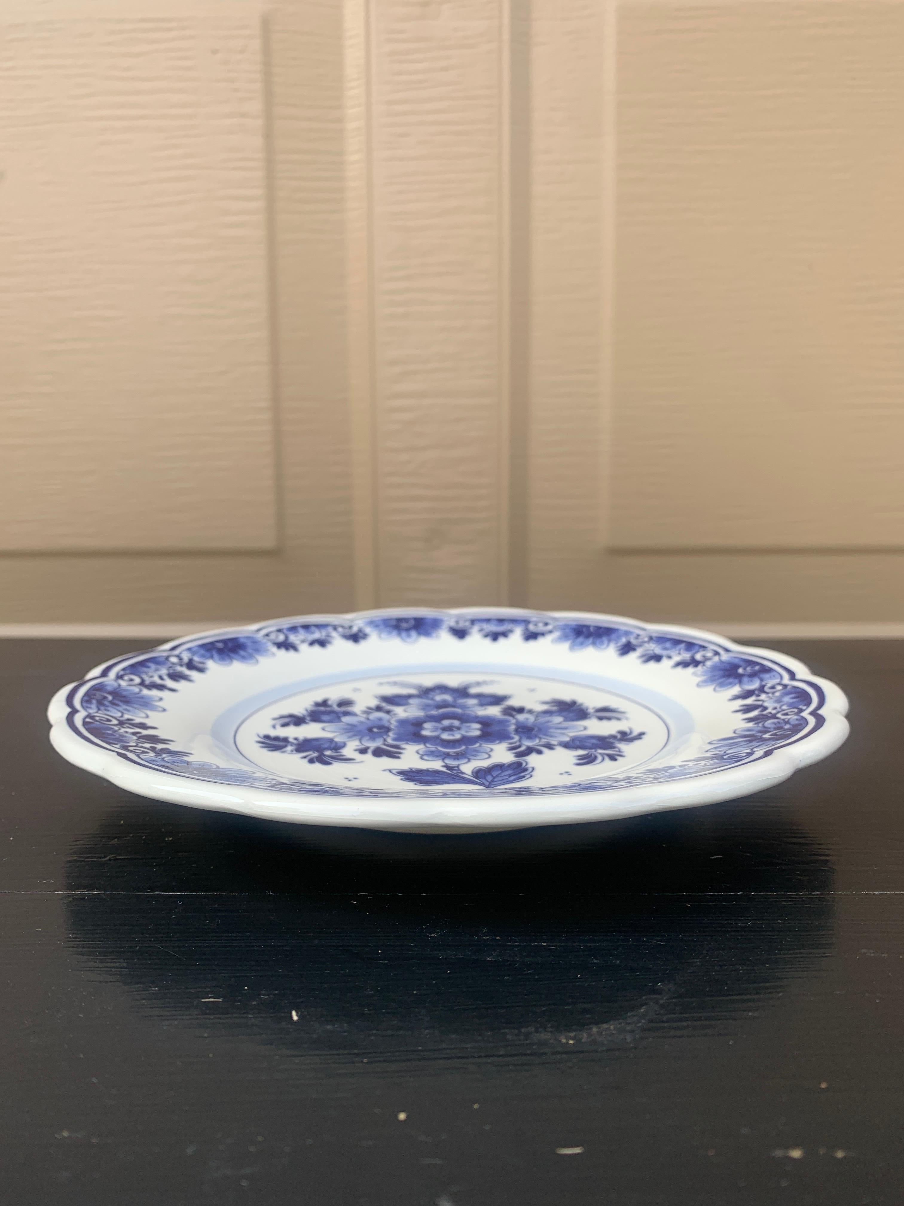 Mid-20th Century Delft Blue and White Floral Decorative Wall Plates, Pair For Sale 2