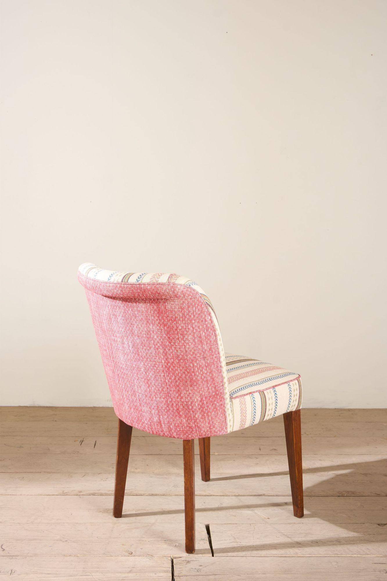 20ième siècle Chaise de bureau du milieu du 20e siècle en tissu rayé en vente