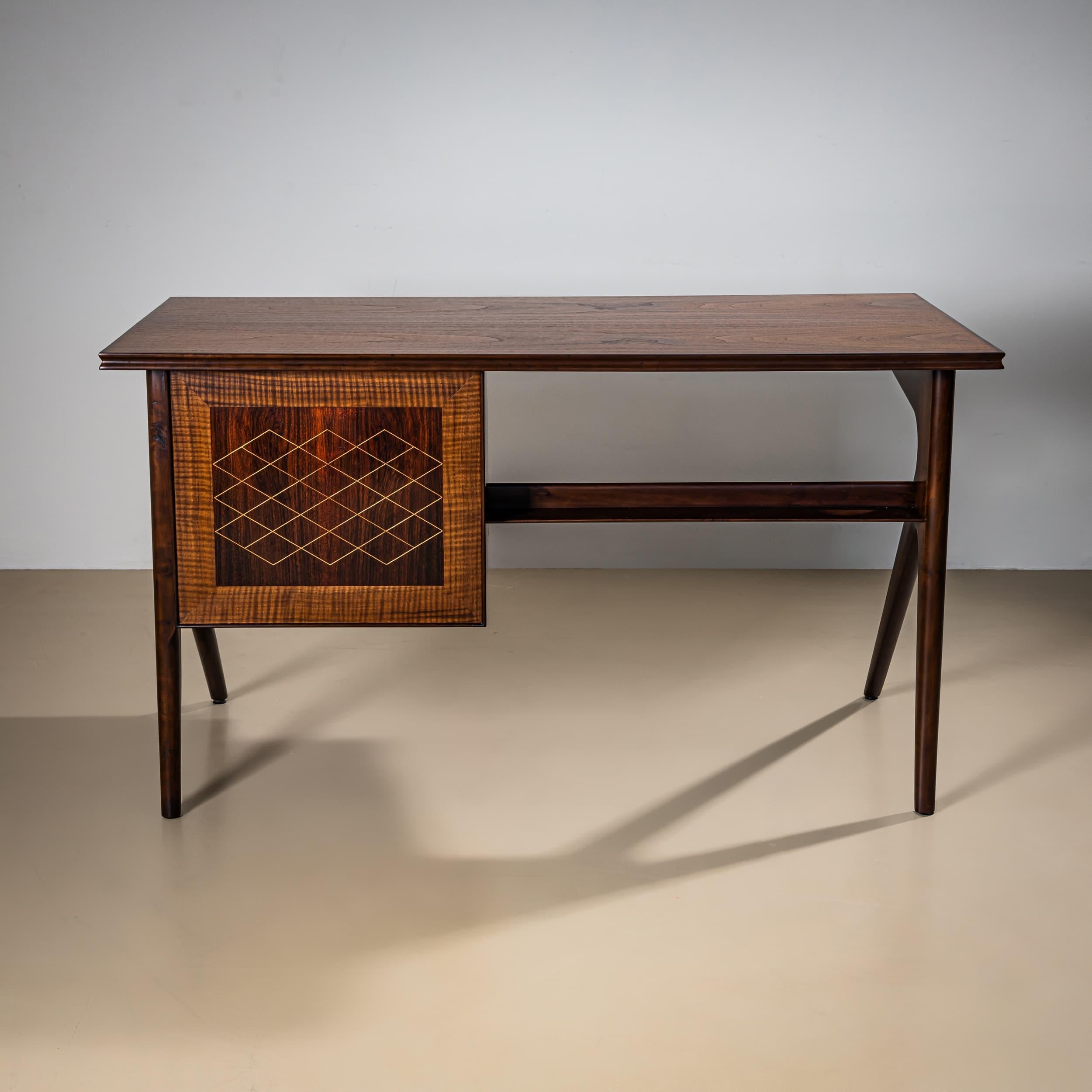 Mid-20th Century Desk, Italy For Sale 3