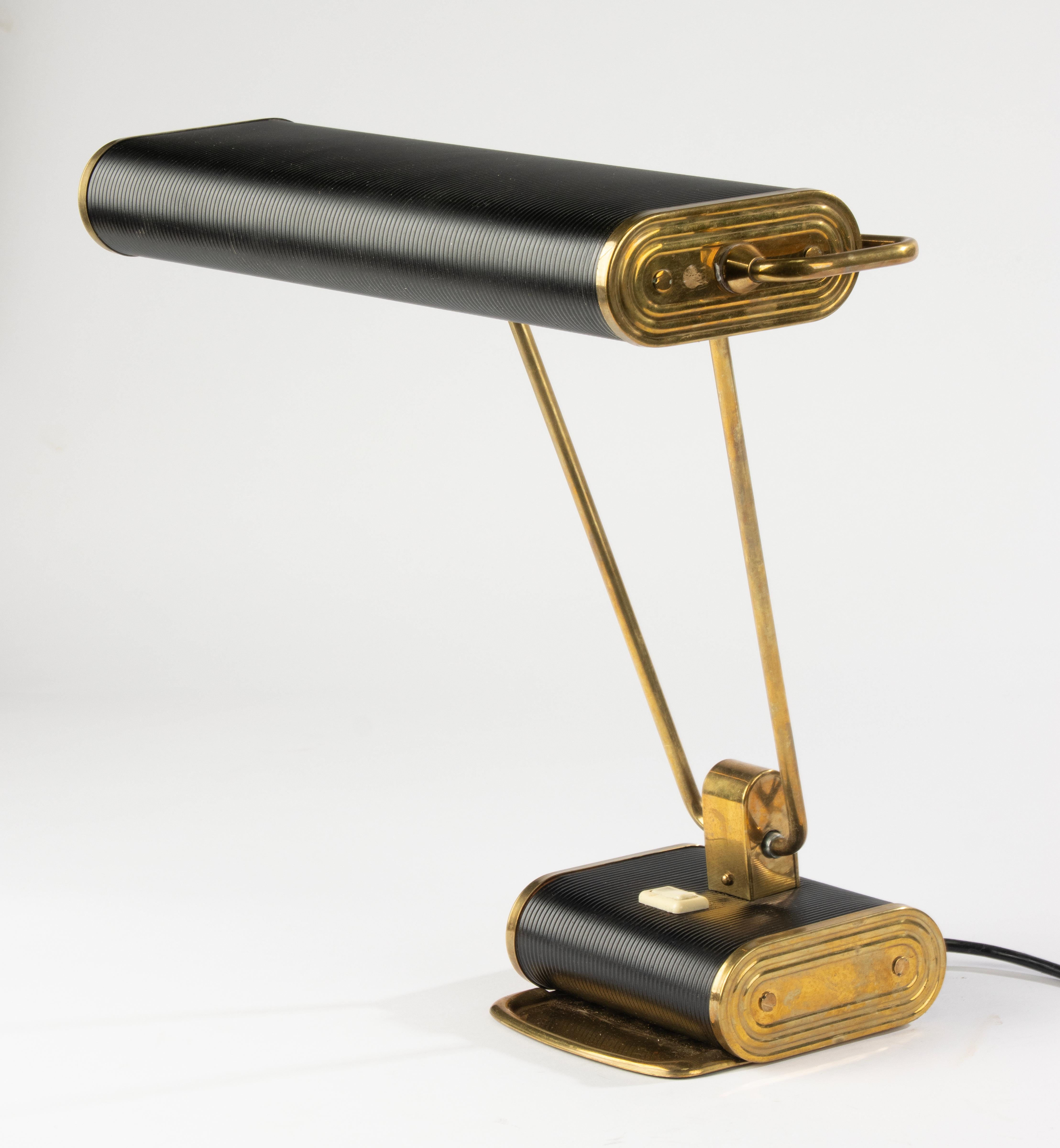 Elegante lámpara de escritorio francesa de mediados de siglo, conocida como JUMO Modelo 71, diseñada por André Mounique hacia los años 60-70. Esta lámpara se atribuye a menudo a Eileen Gray, pero André Monique es el diseñador de esta icónica lámpara