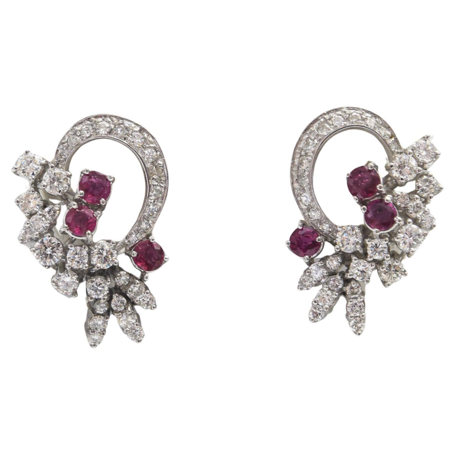 Mitte des 20. Jahrhunderts Diamant- und Rubinspray-Ohrringe aus Weißgold im Angebot
