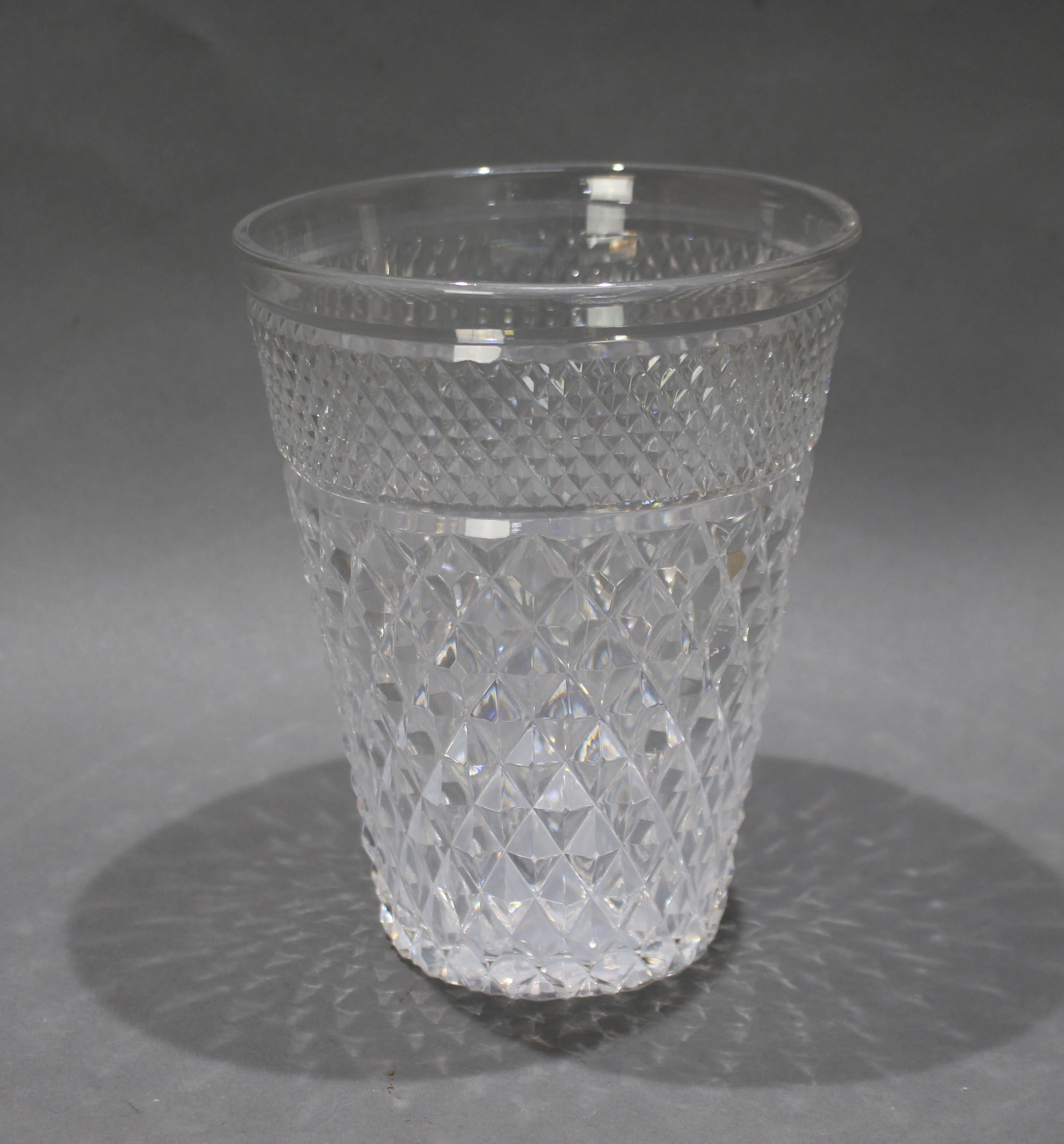 Vase ou seau à champagne en cristal taillé en diamant du milieu du 20e siècle

Un vase ou un rafraîchisseur à vin en cristal vintage remarquable, fabriqué en verre lourd taillé en diamant et datant du milieu du 20e siècle. De forme cylindrique