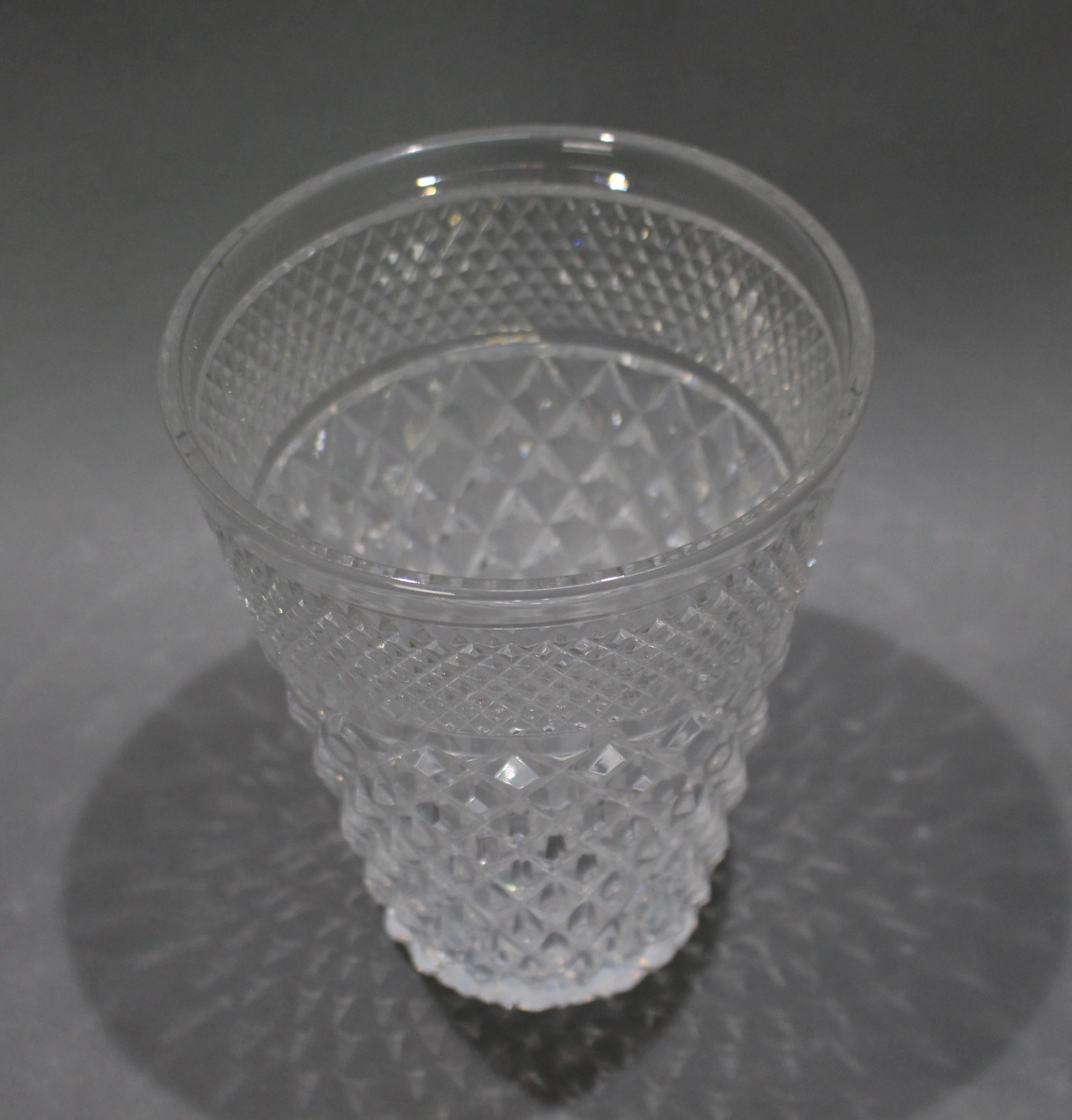 Européen Vase ou seau à champagne en cristal taillé en diamant du milieu du 20e siècle en vente