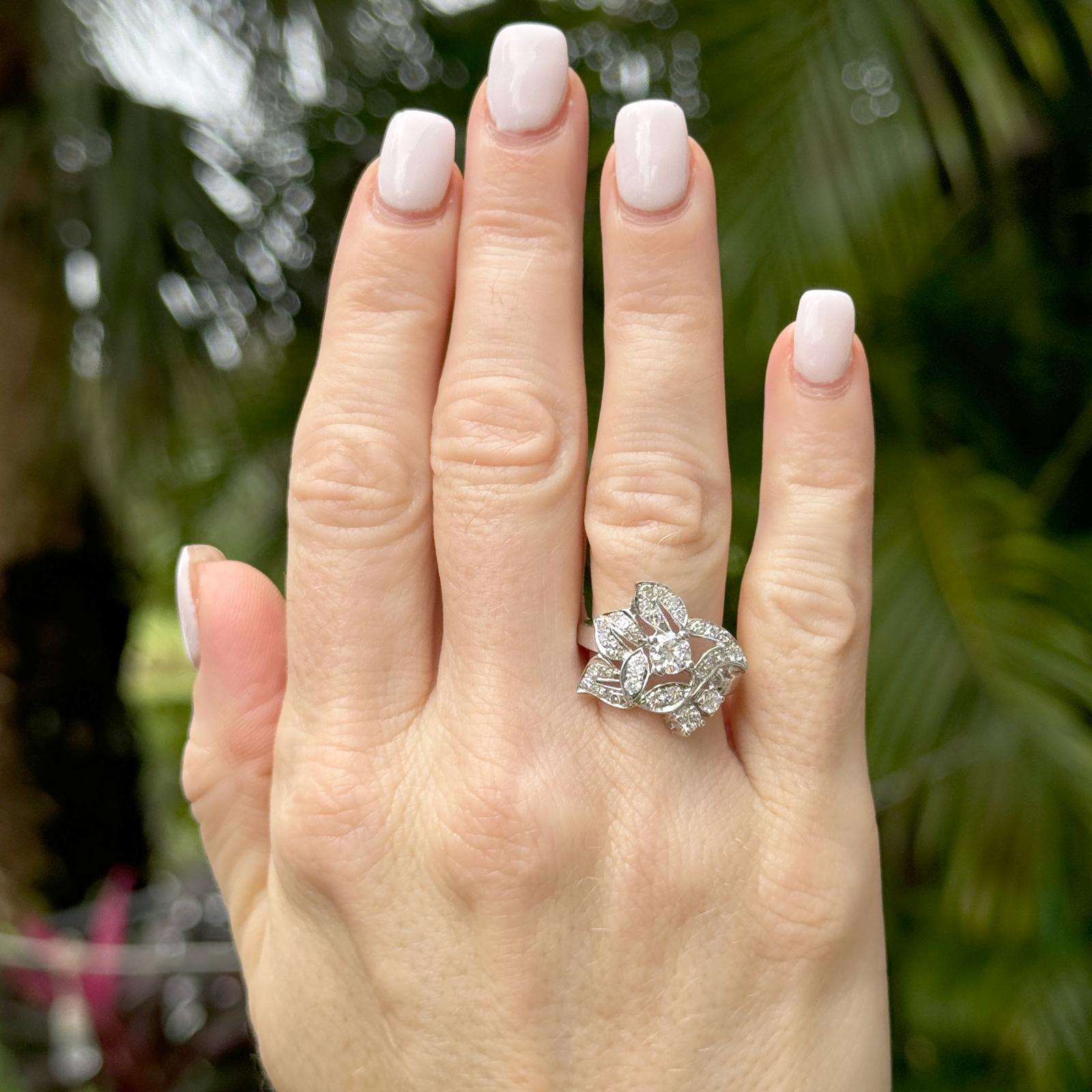 Anillo vintage de oro blanco de 14 quilates con motivo floral y diamantes de mediados del siglo XX Corte redondo en venta