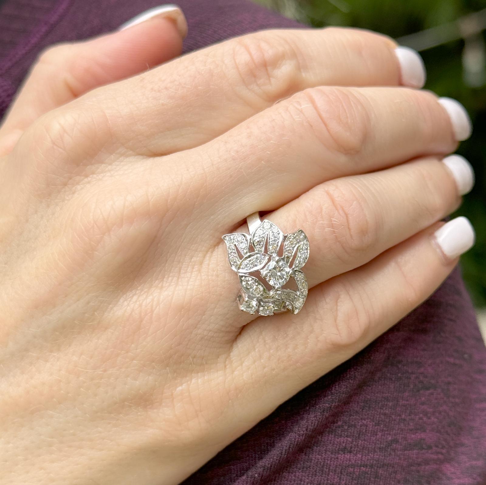 De las mujeres Anillo vintage de oro blanco de 14 quilates con motivo floral y diamantes de mediados del siglo XX en venta