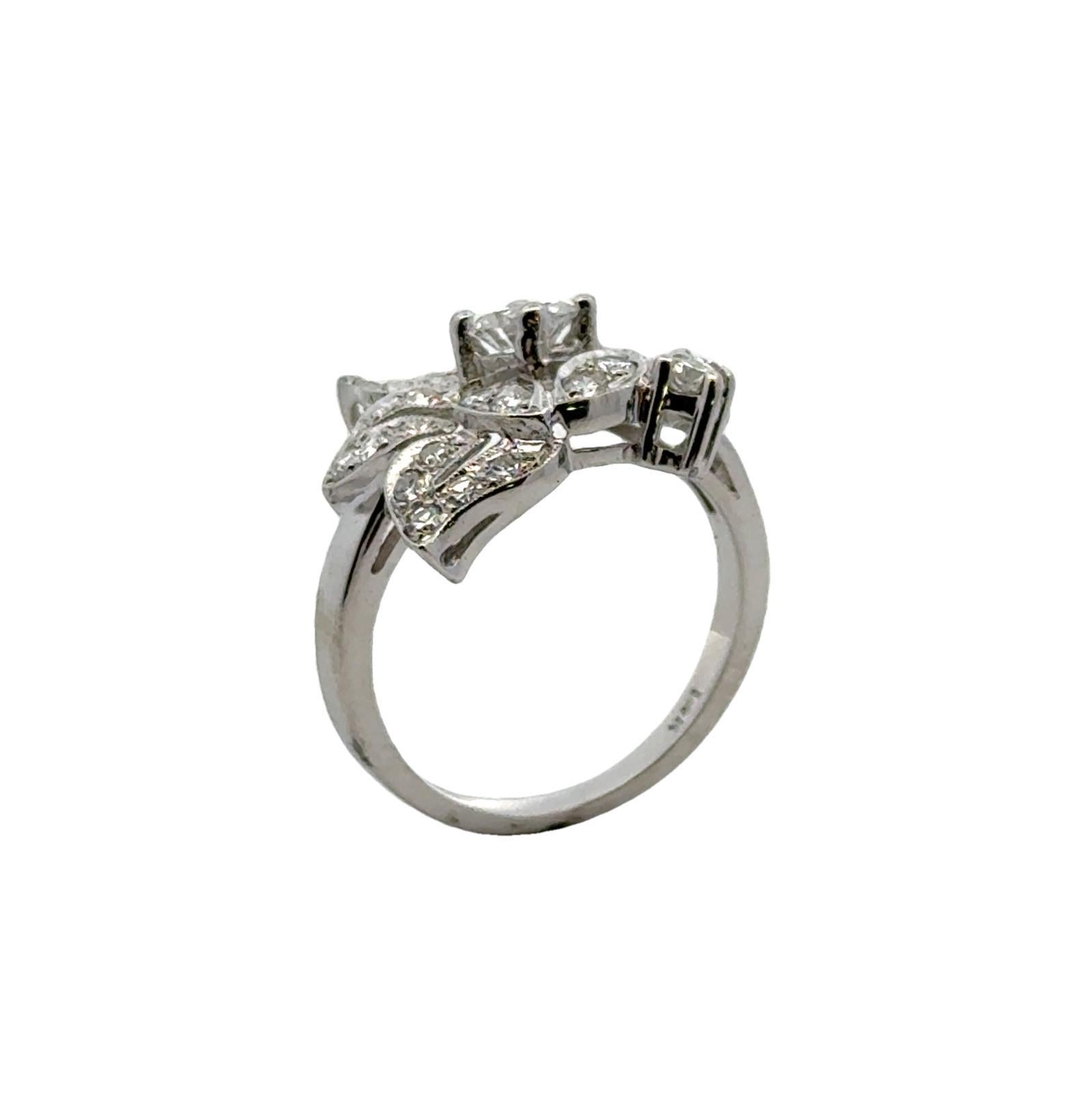 Anillo vintage de oro blanco de 14 quilates con motivo floral y diamantes de mediados del siglo XX en venta 1