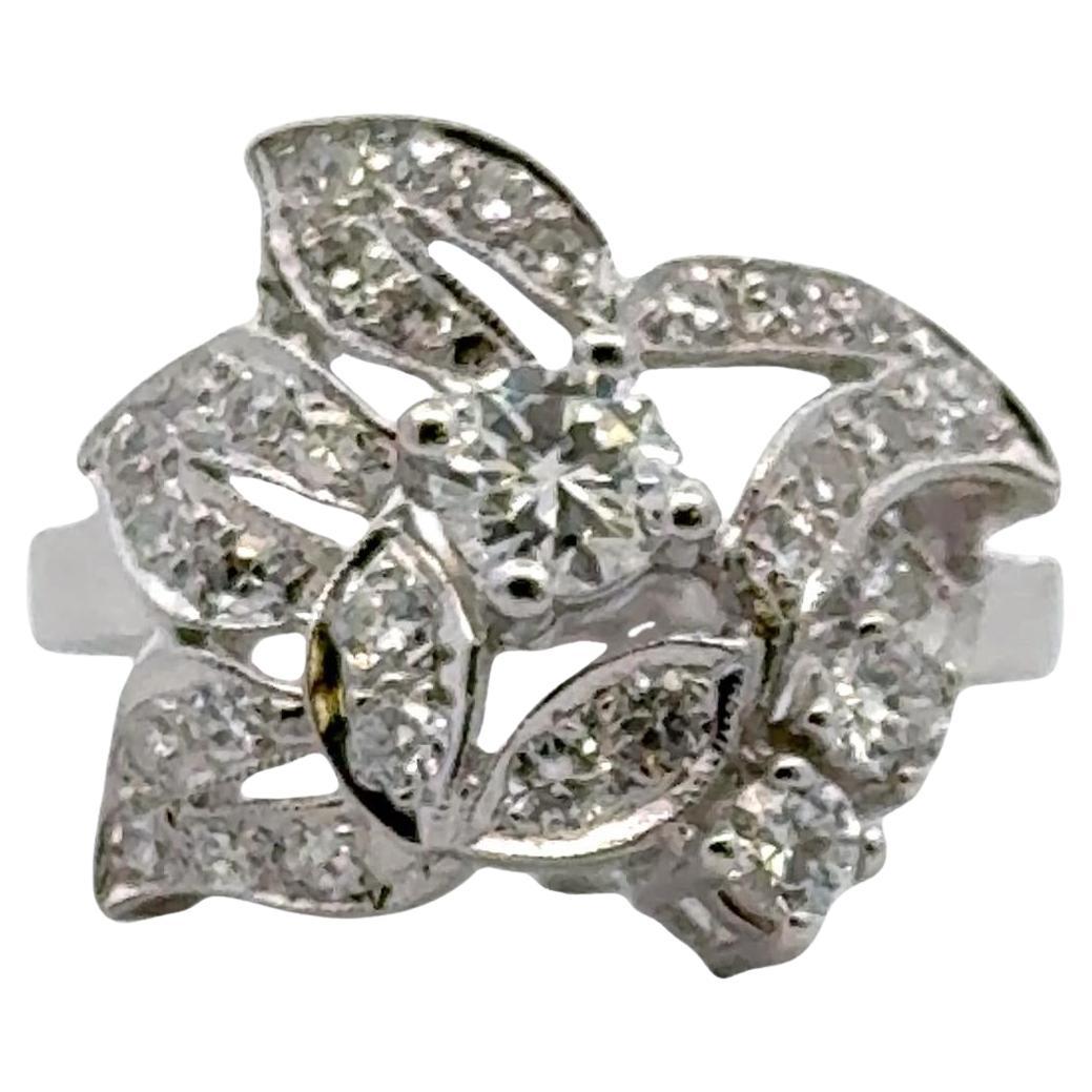 Anillo vintage de oro blanco de 14 quilates con motivo floral y diamantes de mediados del siglo XX en venta