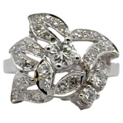 Anello vintage con diamante e motivo floreale in oro bianco 14 carati della metà del XX secolo