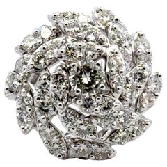 Anillo de cóctel con racimo de diamantes en espiral de oro blanco de 14 quilates de mediados del siglo XX