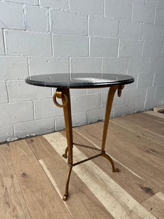 Tavolo Gueridon dorato in stile Directoire della metà del XX secolo con marmo