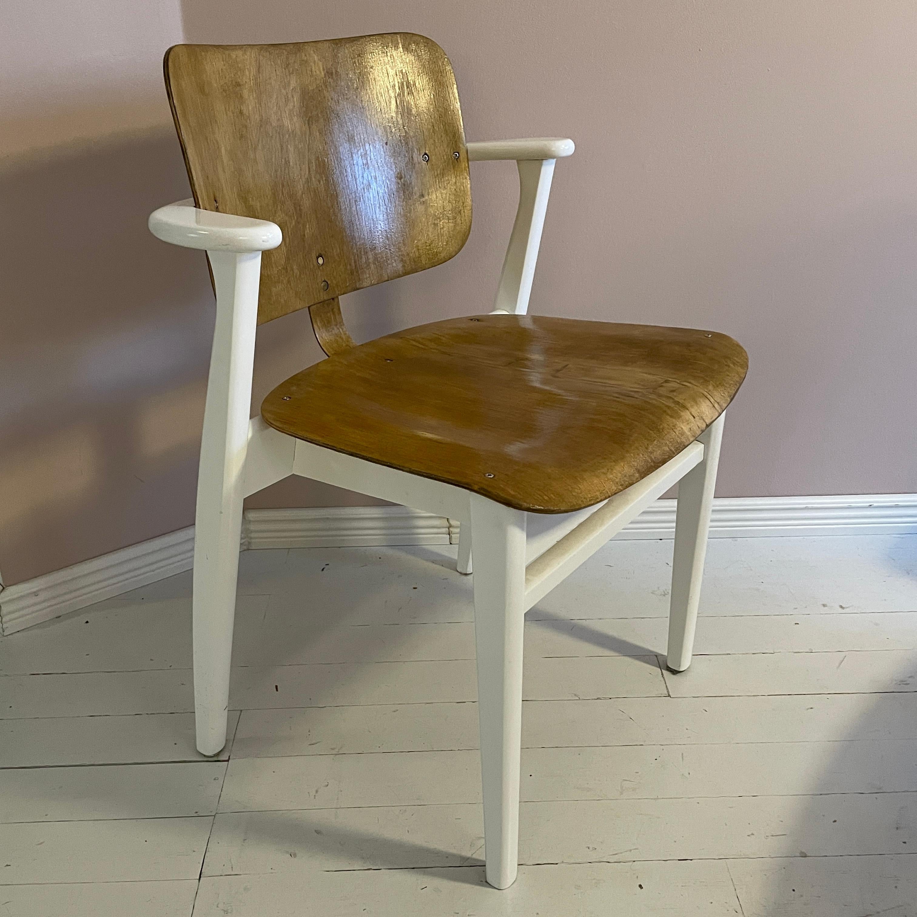 Der Stuhl Domus wurde 1946 von dem finnischen Innenarchitekten und Designer Ilmari Tapiovaara entworfen. Der Stuhl wurde für den Studentenwohnkomplex Domus Academica in Helsinki, Finnland, entworfen.
Der Domus Chair war international sehr