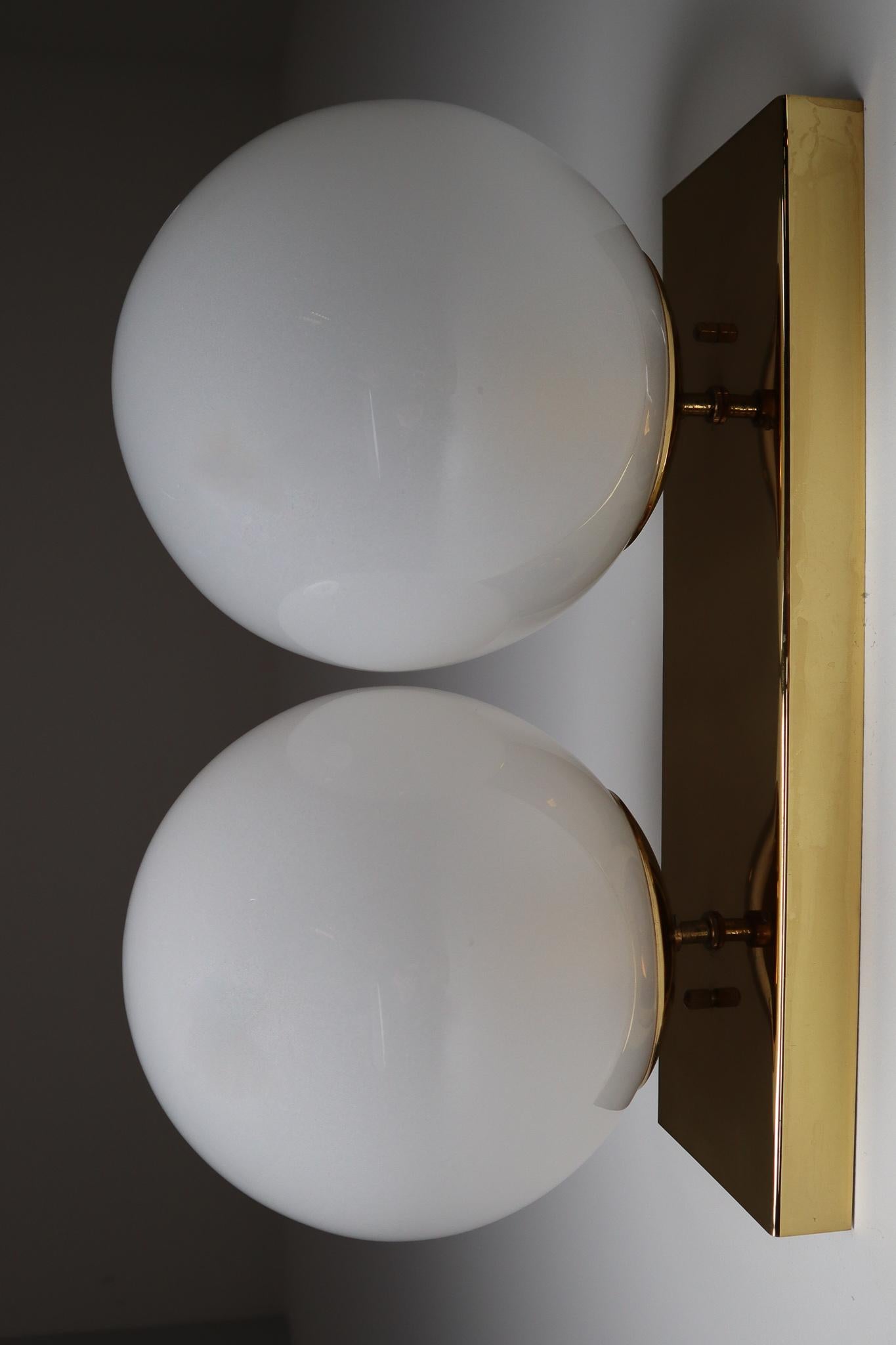 Mitte des 20. Jahrhunderts Doppelte Messing-Wandleuchter mit mundgeblasenen Milchglas-Gläsern im Angebot 6