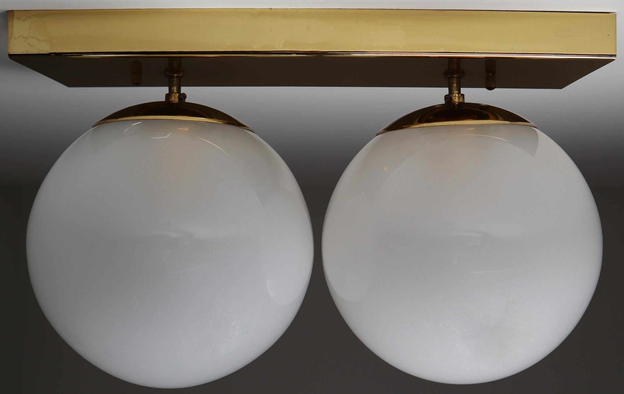 Mitte des 20. Jahrhunderts Doppelte Messing-Wandleuchter mit mundgeblasenen Milchglas-Gläsern im Angebot 9