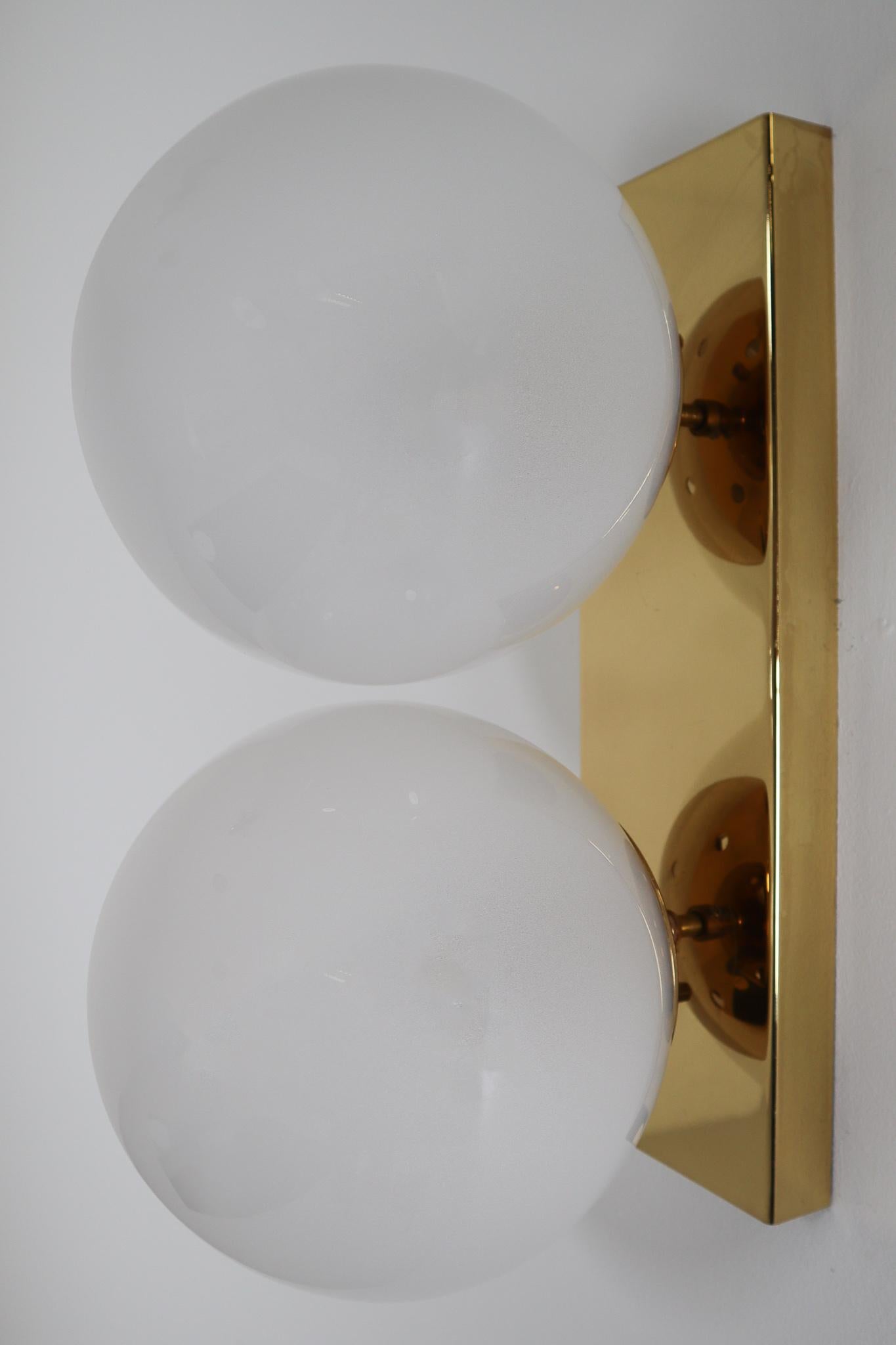 Mitte des 20. Jahrhunderts Doppelte Messing-Wandleuchter mit mundgeblasenen Milchglas-Gläsern (Europäisch) im Angebot