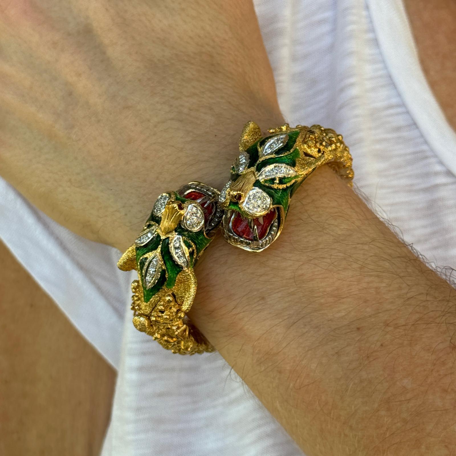 Taglio rotondo Bracciale flessibile a doppia testa di drago con diamanti e smalto 18 carati della metà del XX secolo in vendita