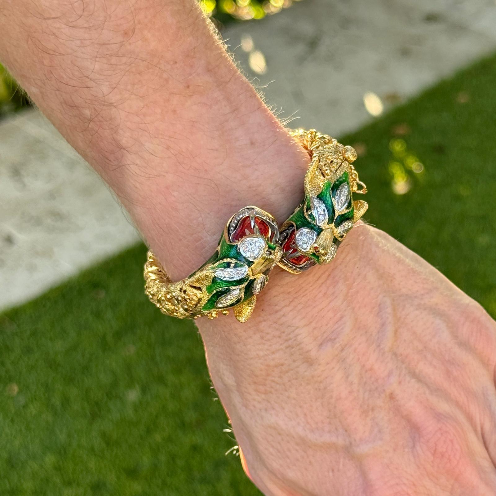 Donna Bracciale flessibile a doppia testa di drago con diamanti e smalto 18 carati della metà del XX secolo in vendita
