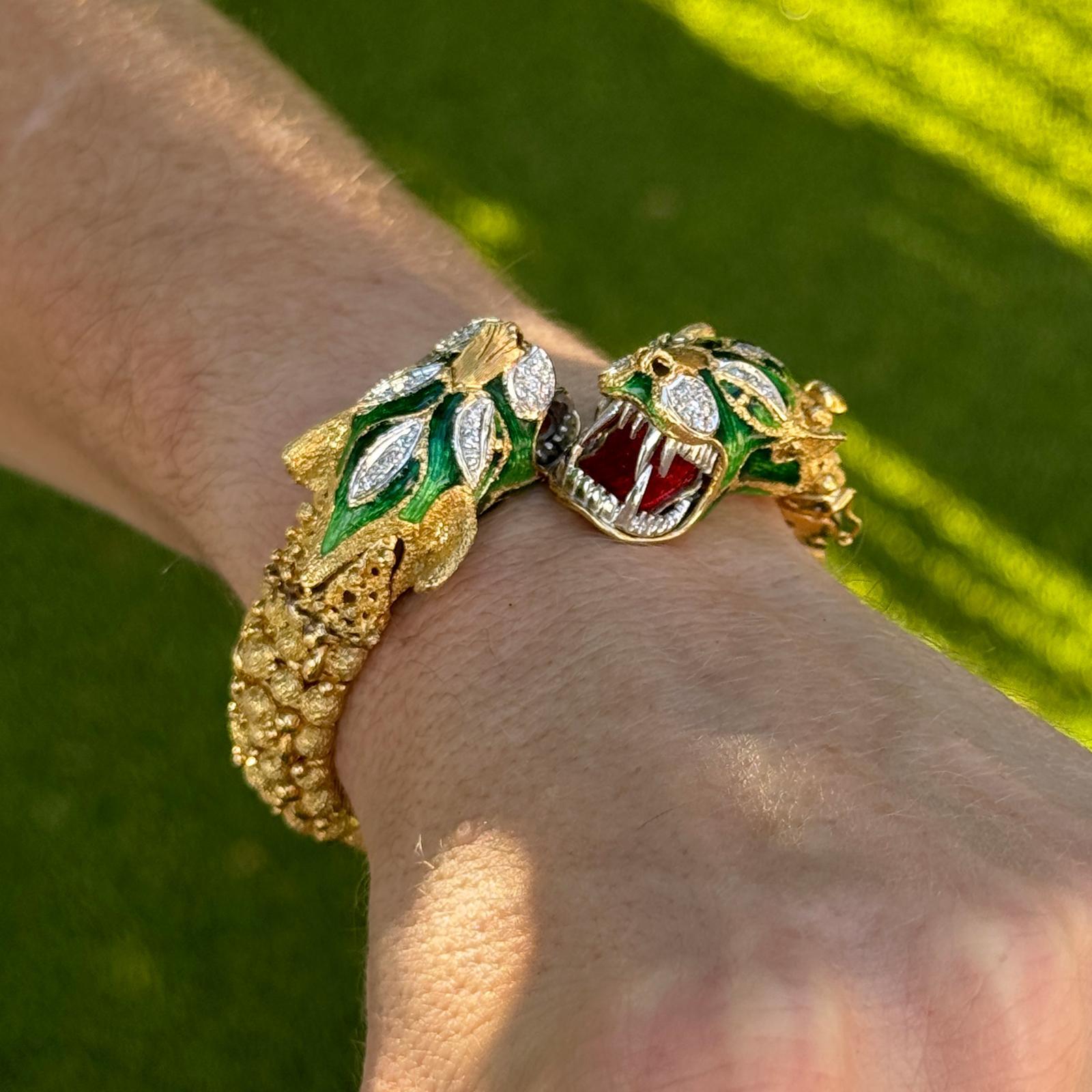 Bracciale flessibile a doppia testa di drago con diamanti e smalto 18 carati della metà del XX secolo in vendita 1