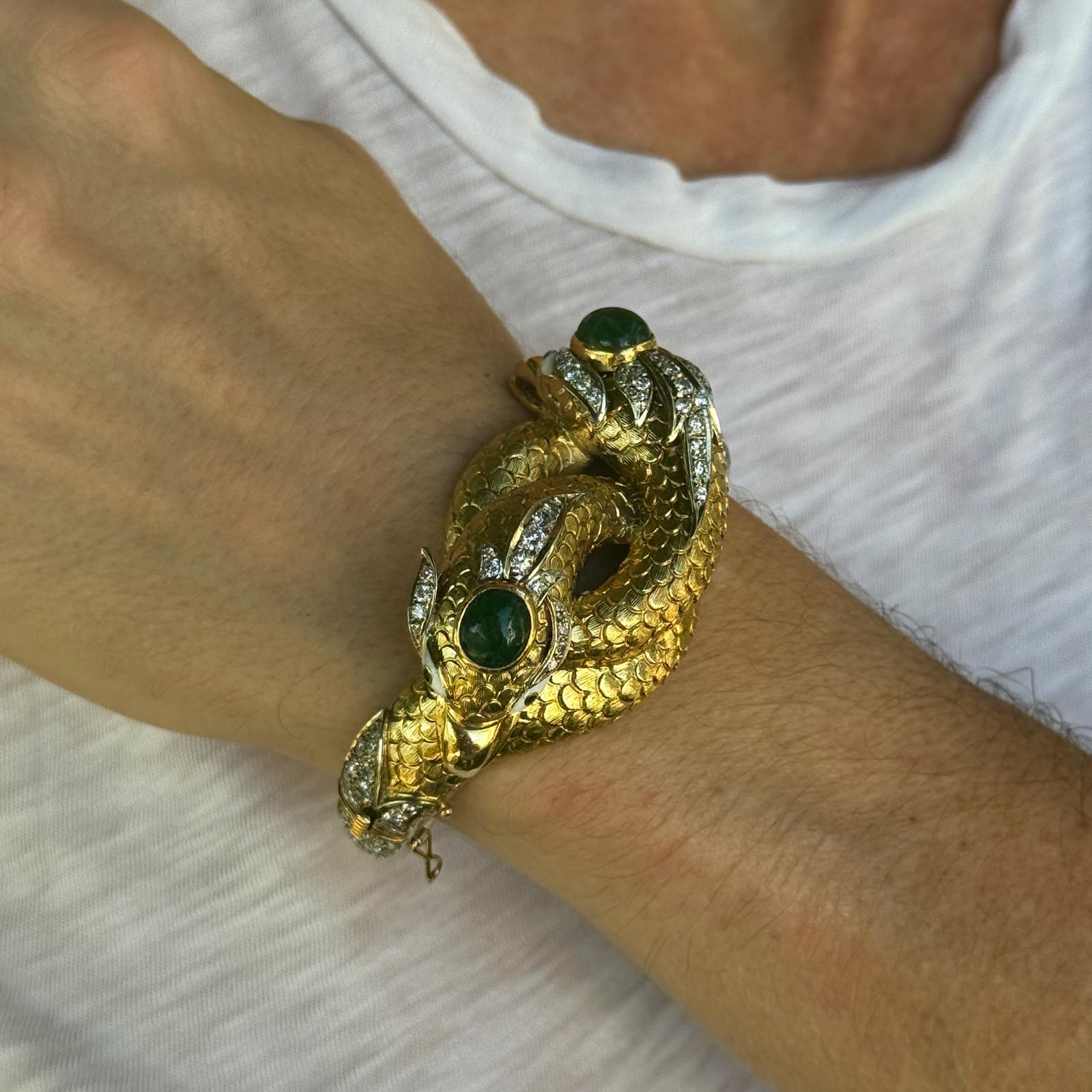 Cabochon Mid-20th Century Double Snake Head Diamond Emerald Hinged Bangle Bracelet For Sale