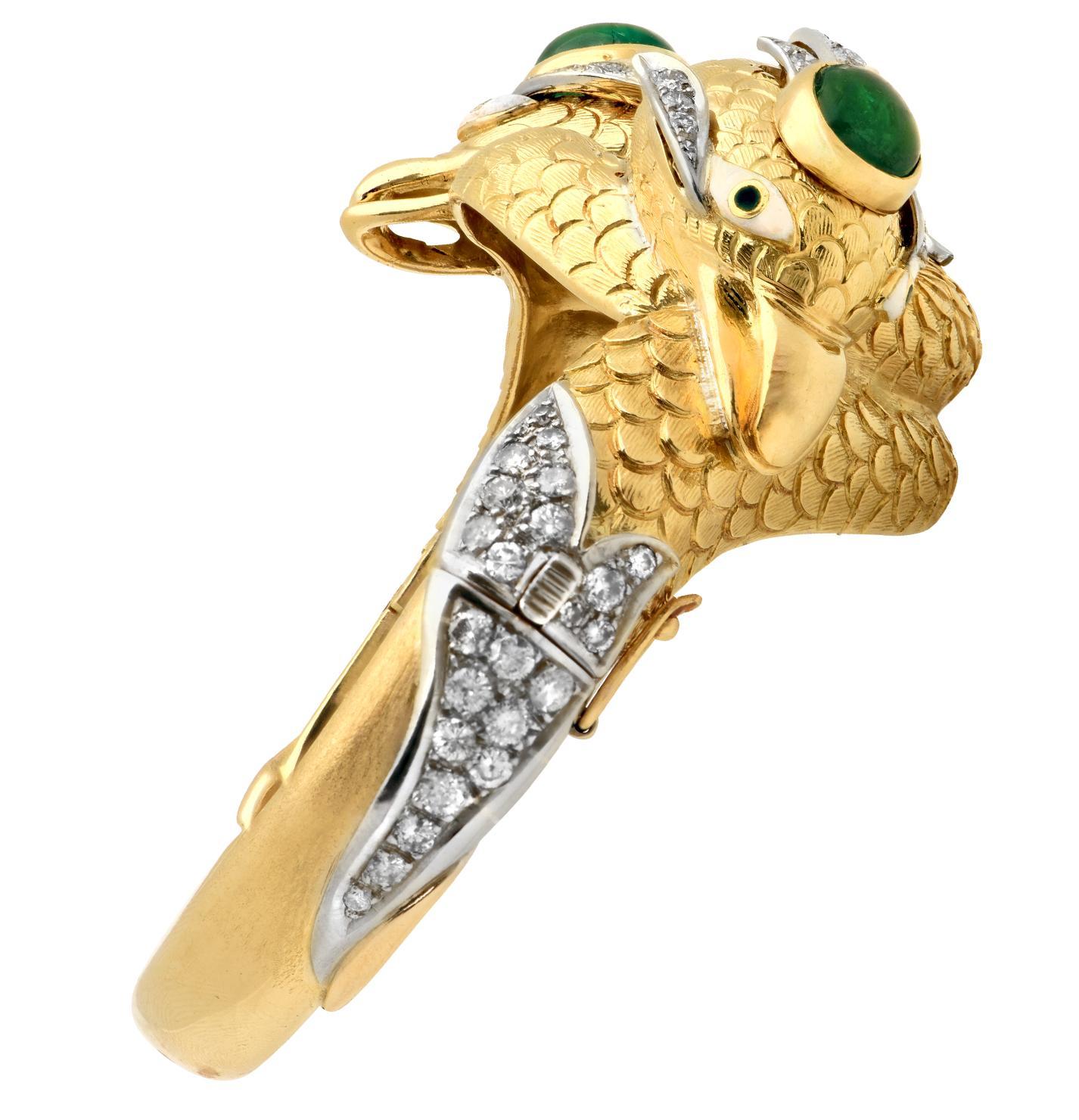 Mid-20th Century Double Snake Head Diamond Emerald Hinged Bangle Bracelet For Sale 1