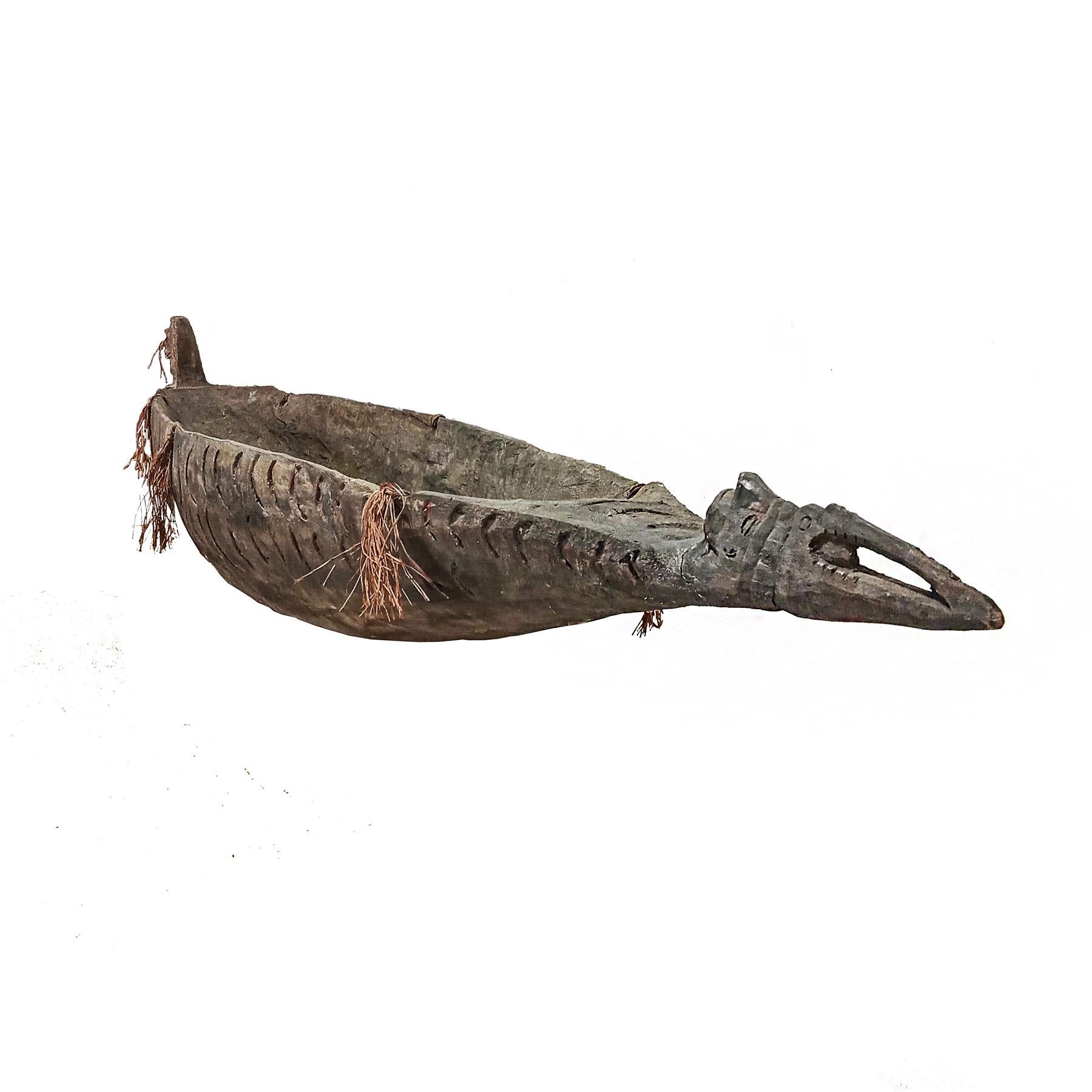 Sculpture modèle de canoë du milieu du 20e siècle, village d'Asmat, Papouasie-Nouvelle-Guinée en vente 1