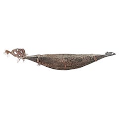 Sculpture modèle de canoë du milieu du 20e siècle, village d'Asmat, Papouasie-Nouvelle-Guinée