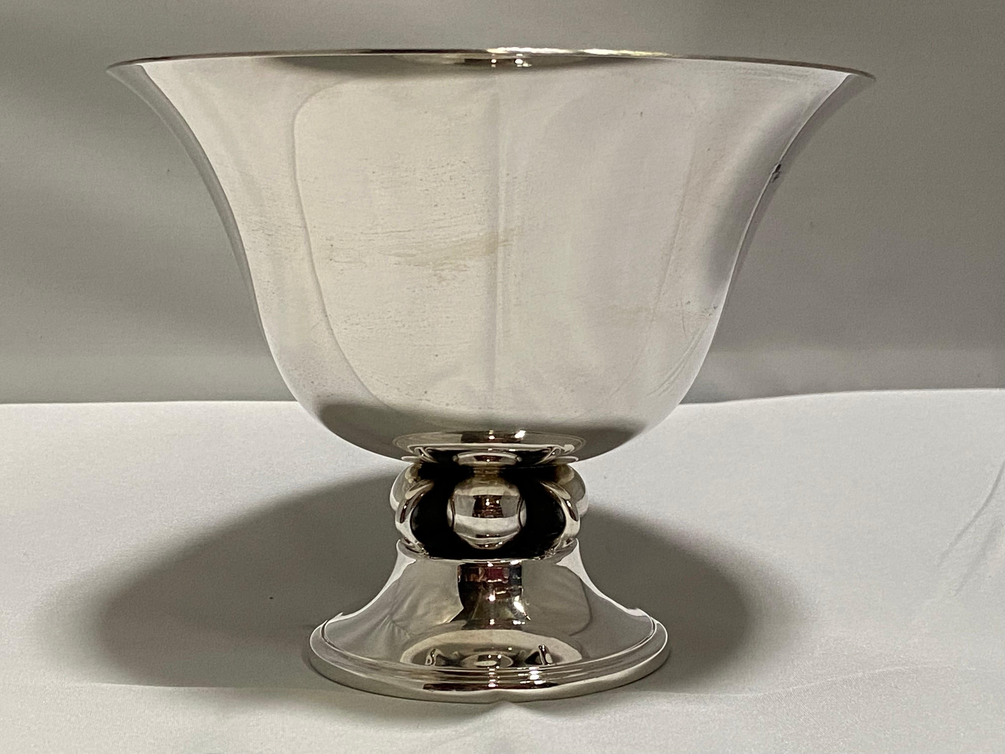 An elegant mid 20th century sterling silver footed bowl or compote by the Durham Silver Company of New York. Durham was active in the mid 20th century, 1950's and 1960's. The design of this bowl reminds the viewer of the works by Alphone La Paglia,