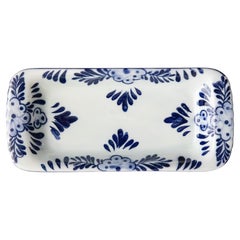 Mid-20th Century Dutch Delft Blue & White Floral Jewelry Dresser Tray Vide-Poche