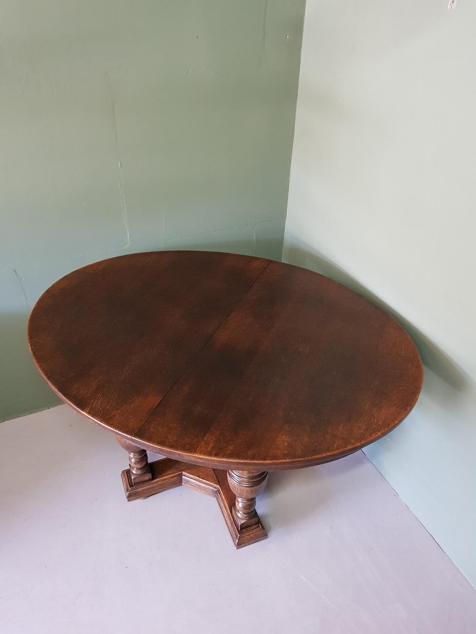 Mid-20th century Dutch oak extendable dining room table with extra leaf that is slightly warped with bottle shaped legs in the style of the Renaissance, from the 1950s.

The measurements are:
Depth 100 cm/ 39.3 inch.
Width 130 cm - 170 cm/ 51.1