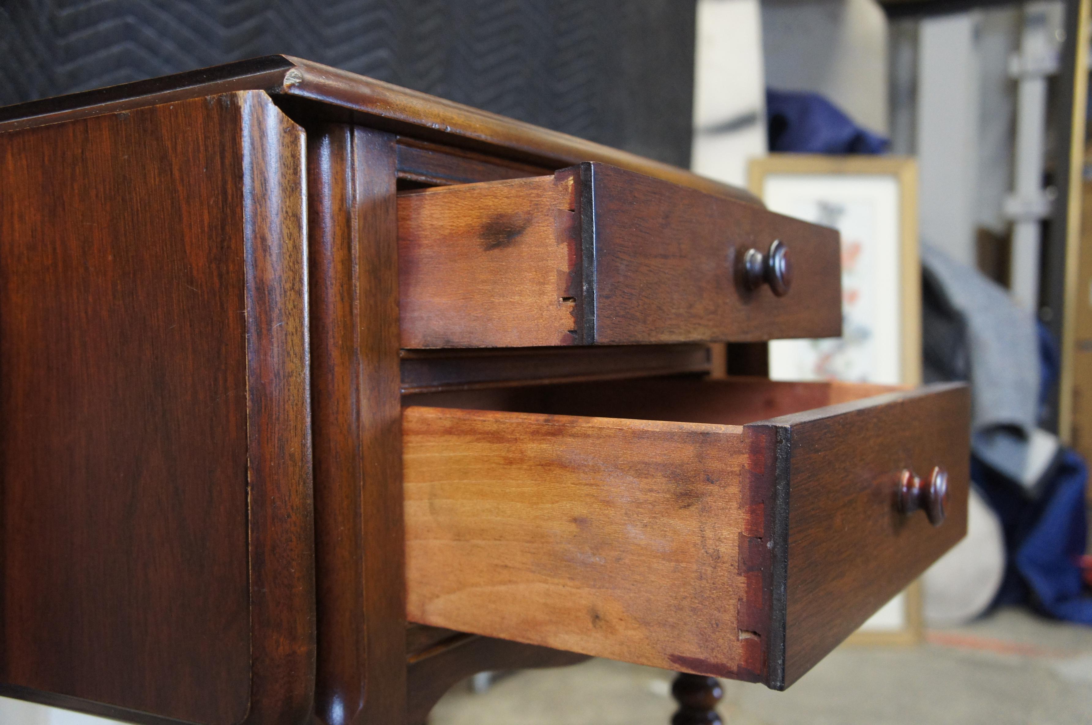 Mid-20th Century Early American Style Dropleaf Side End Accent Table Nightstand In Good Condition In Dayton, OH