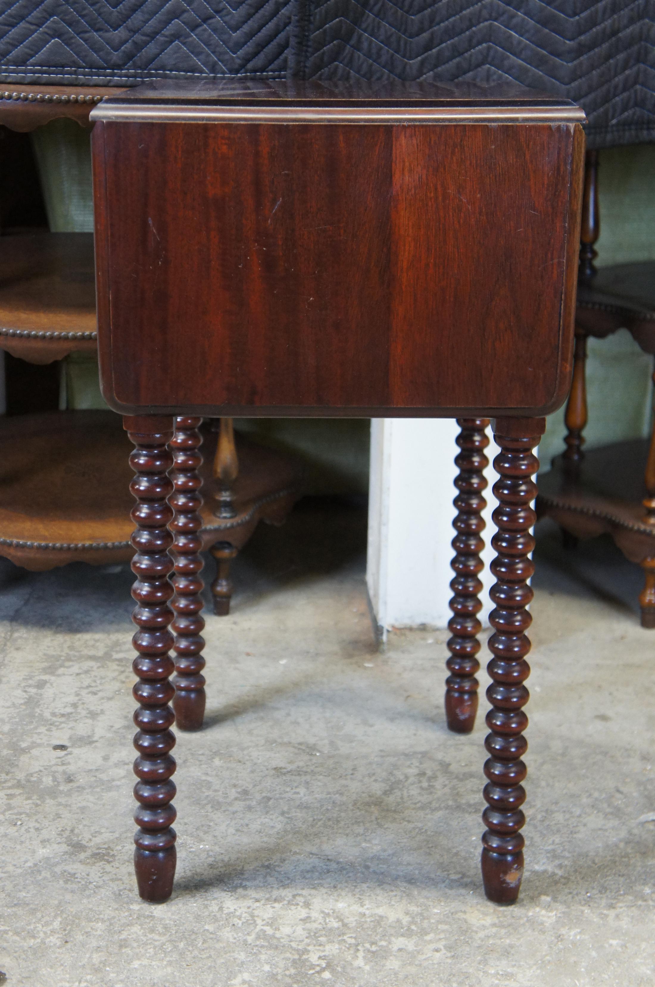 Mid-20th Century Early American Style Dropleaf Side End Accent Table Nightstand In Good Condition In Dayton, OH