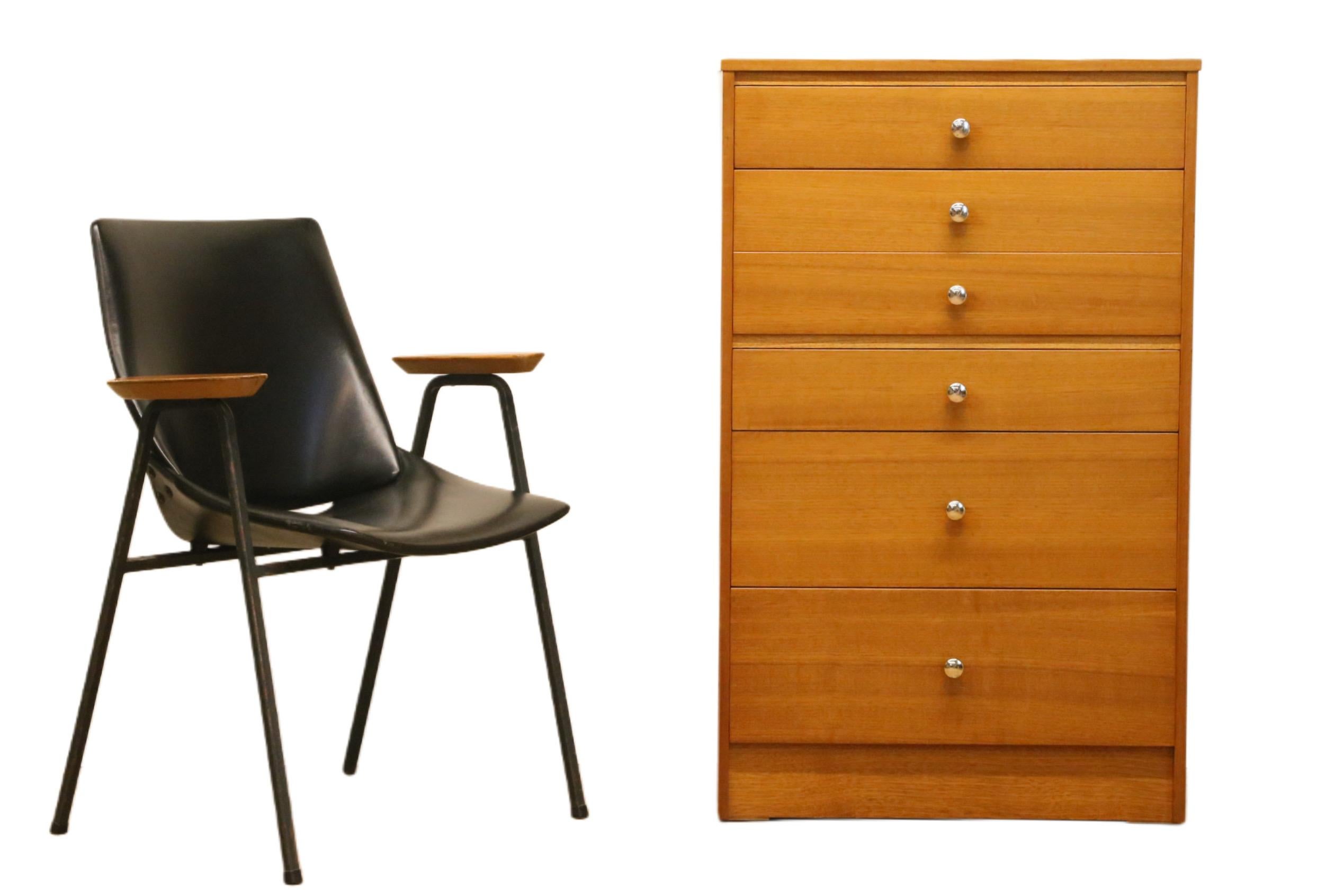 Cassettiera Easifit Tallboy in teak della metà del XX secolo - Design britannico del metà del secolo 1960

Eleva il tuo spazio con questa cassettiera Easifit in teak della metà del XX secolo, uno splendido esempio di design britannico della metà del