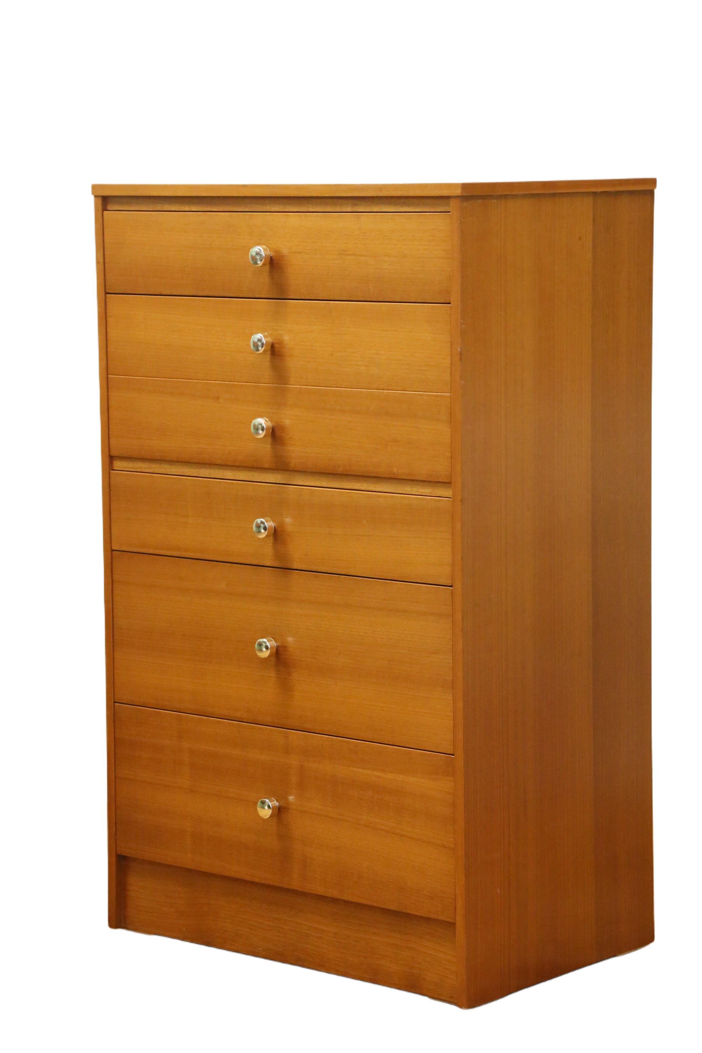 Ottone Cassettiera Easifit Tallboy in teak della metà del XX secolo - Anni '60 in vendita