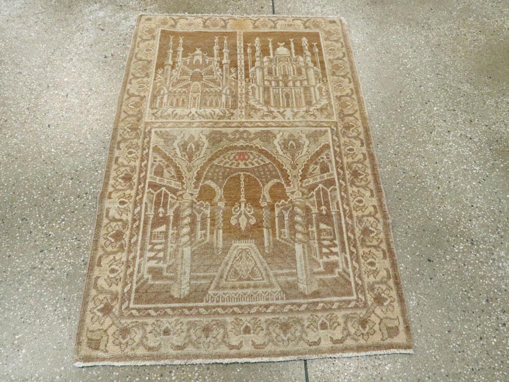 Un tapis vintage du Turkestan oriental Khotan Pictorial. Deux extérieurs de mosquée distincts sont représentés dans la moitié supérieure du champ, tandis qu'un intérieur de mosquée délimité de manière réaliste avec des arcs à colonnes apparaît en