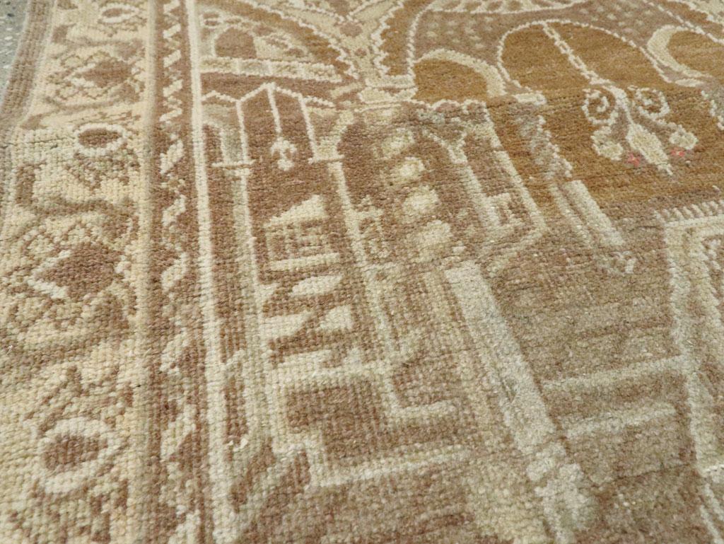 Noué à la main Tapis du milieu du 20e siècle du Turkestan oriental Khotan Pictorial Throw Rug en vente