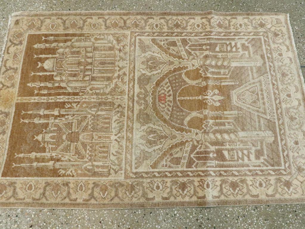 Tapis du milieu du 20e siècle du Turkestan oriental Khotan Pictorial Throw Rug Excellent état - En vente à New York, NY