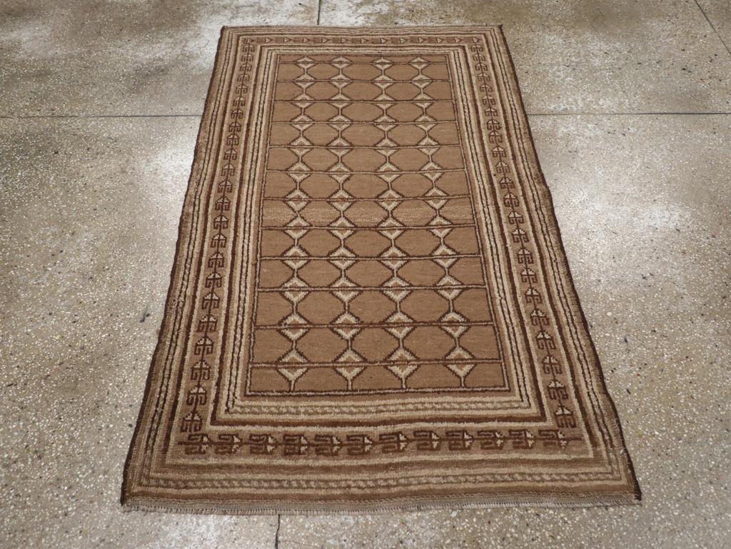Un tapis vintage du Turkestan oriental Samarkand fait à la main au milieu du 20e siècle.

Mesures : 3' 4