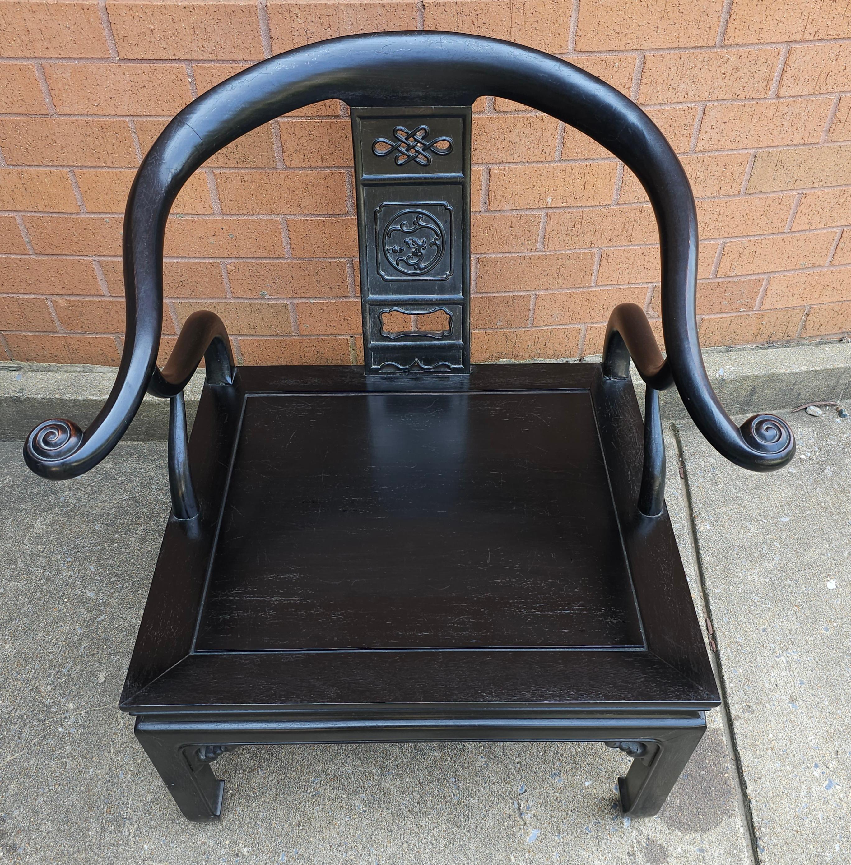 Silla de salón con respaldo de herradura estilo Ming de palisandro ebonizado de mediados del siglo XX. Mide 29,5